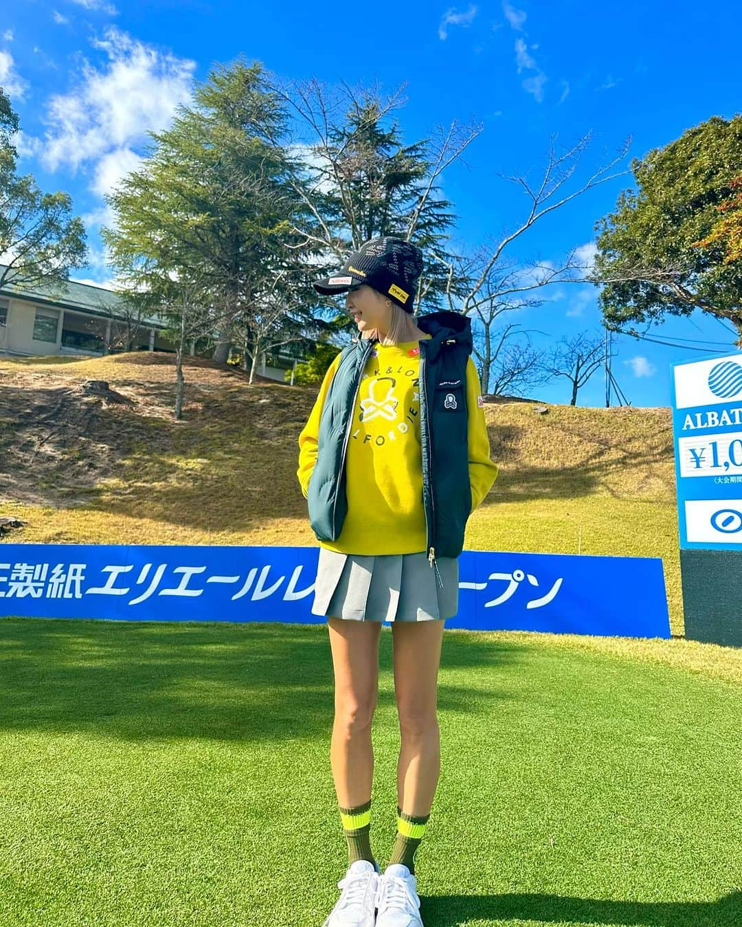 金田久美子のインスタグラム：「ニット帽✖️ダウン始めました。  下との温度差。チグハグコーデ。 それにしても急に寒くなりましたねえ。  皆さんくれぐれも 体調にお気をつけ下さいねっ。  最終戦、最後まで諦めずがんばります。」