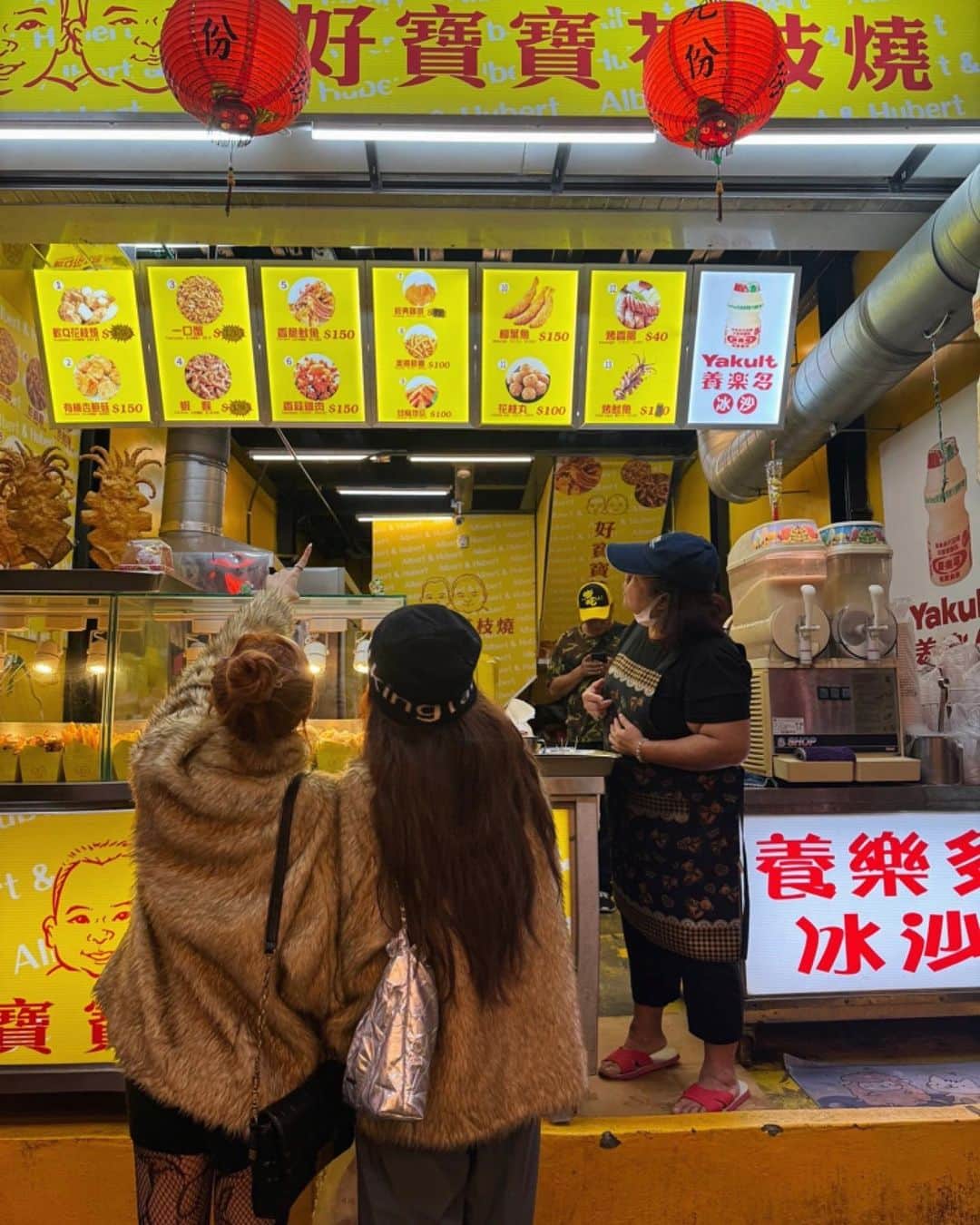 UKAのインスタグラム：「食い倒れ旅😮‍💨😮‍💨😍❤️ 美味しいもの食べてお腹満たされると とっても幸せな気持ちになるね🍀❤️ こっちの揚げ物の衣が美味しくて夜食にお持ち帰り🥡🍤 帰るタイミングで大雨降ってきて ここのお店の方が自分の花柄の傘持たせてくれたり、 帰り夜食買いに入ったコンビニでは 肉まんみたいなパンを2人にただで持たせてくれた🥹 なんて優しい国と人なんだろう。。ってほっこり。。❤️  #trip #台湾 #taiwan」