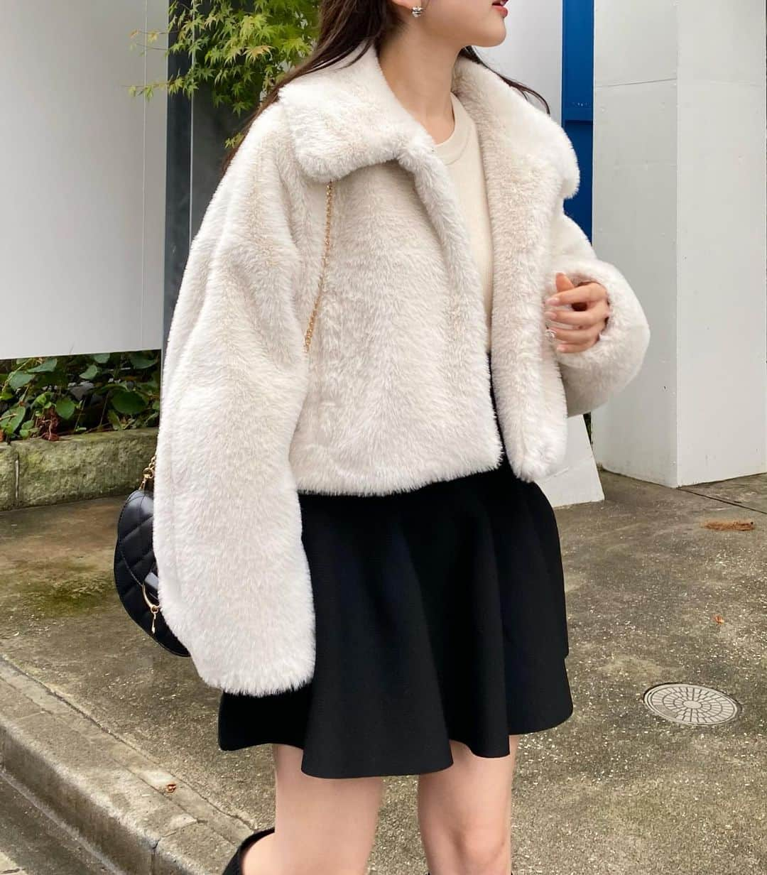 WHO’S WHO Chicoさんのインスタグラム写真 - (WHO’S WHO ChicoInstagram)「. 【RECOMMEND ITEM】 ファーショートコート price : ¥14,520(tax in) color : アイボリー、グレーベージュ、チャコールグレー size : Free(1サイズ)、0サイズ (Freeサイズと1サイズは同じサイズです。)  . 　 #Chico #SalonbyChico  #ファーコート #ショートコート  #2023aw #23aw」11月14日 21時54分 - chico__official___