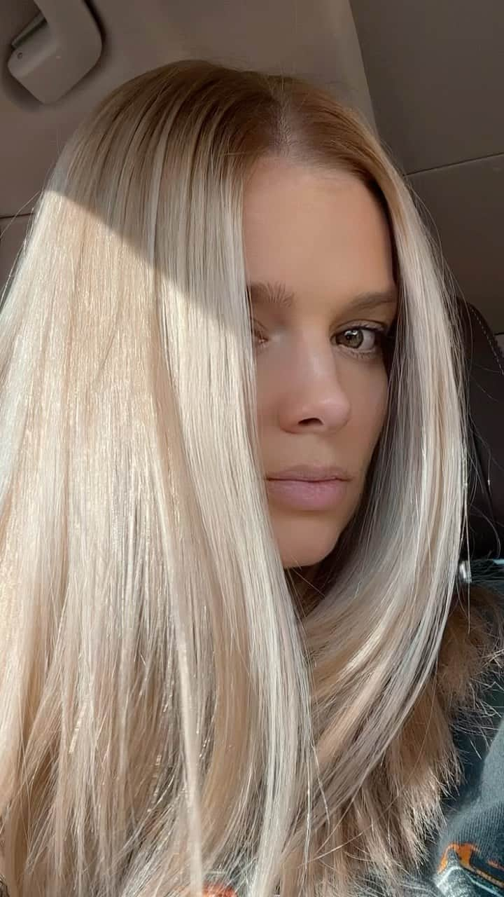 ダニエル・クヌッドソンのインスタグラム：「Momma’s blonde again 😍💁🏼‍♀️」