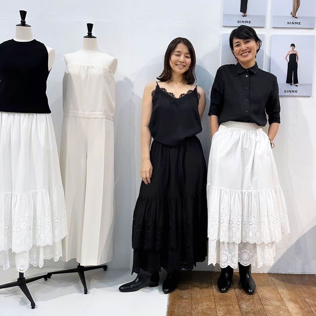 板谷由夏 さんのインスタグラム写真 - (板谷由夏 Instagram)「展示会初日、ゆり子　@yuriyuri1003 登場！ 久しぶりにゆっくりと、お喋りしながら たくさんSINME の服を着てくれた。 作る側にとって、展示会は独特の緊張感があるけど 新しい洋服たちが、着る人によって生き生きしだすと 本当に嬉しい。 そのワクワクは、アドレナリンが、どびゅーです。 ロングブーツも似合ってた。 冬にたくさん履いてね。」11月14日 21時58分 - yukaitaya