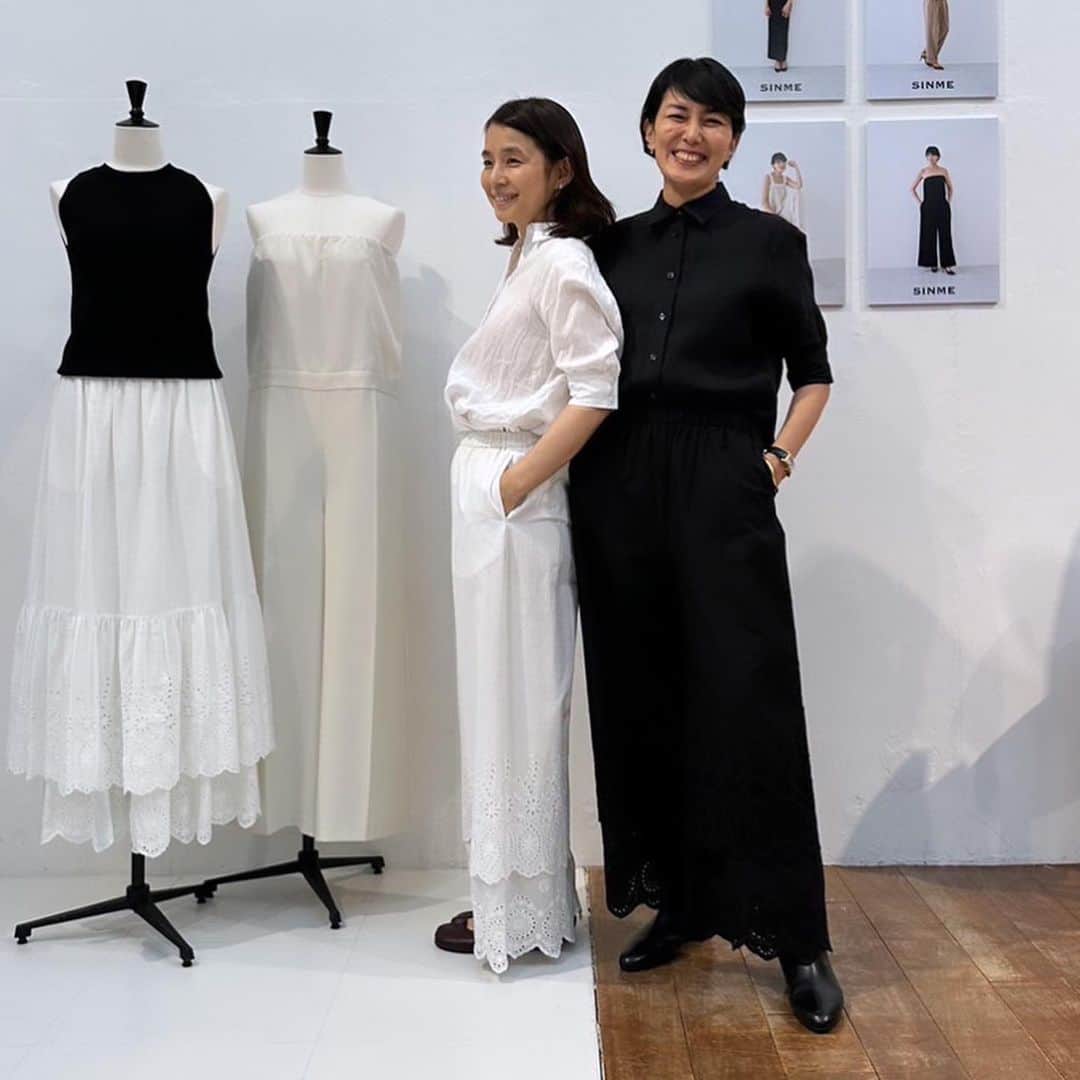 板谷由夏 さんのインスタグラム写真 - (板谷由夏 Instagram)「展示会初日、ゆり子　@yuriyuri1003 登場！ 久しぶりにゆっくりと、お喋りしながら たくさんSINME の服を着てくれた。 作る側にとって、展示会は独特の緊張感があるけど 新しい洋服たちが、着る人によって生き生きしだすと 本当に嬉しい。 そのワクワクは、アドレナリンが、どびゅーです。 ロングブーツも似合ってた。 冬にたくさん履いてね。」11月14日 21時58分 - yukaitaya