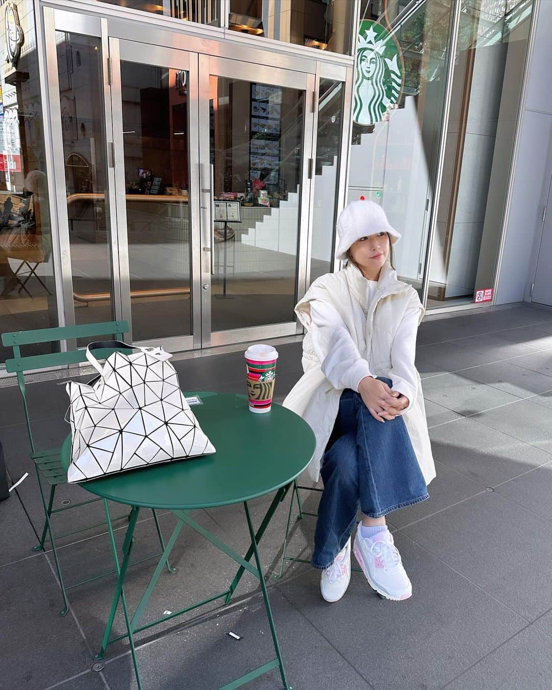 はりーさんのインスタグラム写真 - (はりーInstagram)「朝から新しく届いた真っ白なダウンを着て新宿のスタバでゆっくりしました♨️ ５．6年前から使ってる真っ白帽子🧢 物持ちいいのでずーっと使ってます😌被らない真っ白さがお気に入りでしたが最近多いよねw✨ バックもカジュアルで合わせやすい✨ ピンクのNIKEとデニムで合わせました  ちゃんくまとコーヒー☕️  #１日１りら  #歌舞伎町#新宿#歌舞伎町タワー#スタバ」11月14日 21時59分 - kirarin_harry_official