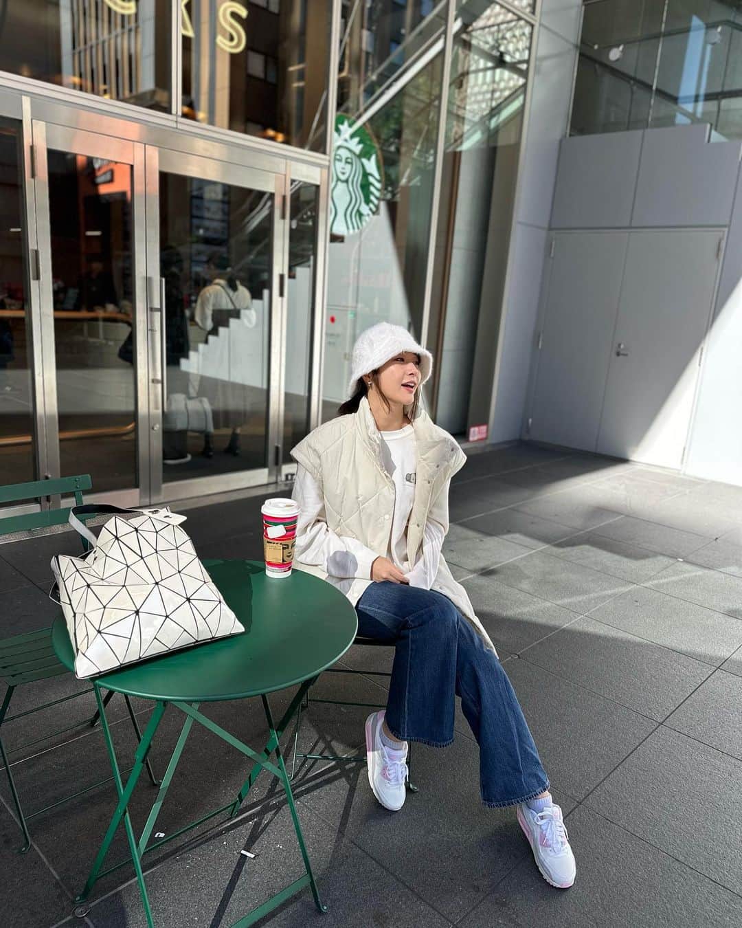 はりーさんのインスタグラム写真 - (はりーInstagram)「朝から新しく届いた真っ白なダウンを着て新宿のスタバでゆっくりしました♨️ ５．6年前から使ってる真っ白帽子🧢 物持ちいいのでずーっと使ってます😌被らない真っ白さがお気に入りでしたが最近多いよねw✨ バックもカジュアルで合わせやすい✨ ピンクのNIKEとデニムで合わせました  ちゃんくまとコーヒー☕️  #１日１りら  #歌舞伎町#新宿#歌舞伎町タワー#スタバ」11月14日 21時59分 - kirarin_harry_official