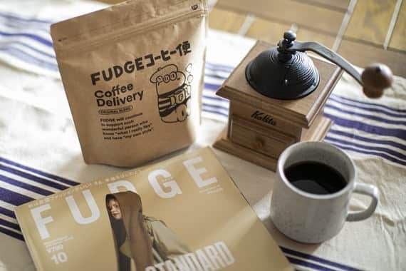 FUDGEさんのインスタグラム写真 - (FUDGEInstagram)「11/15(水) AM9:59まで‼︎【FUDGE コーヒー便】全3回定期便、受注販売締め切り迫る☕️／Vol. 02 sweets time coffeeは12/1(金) AM9:59まで販売中！  いよいよ明日11/15に全3回定期便のお申し込みが締め切りとなる、FUDGEオリジナルブレンドのコーヒーをお届けする「FUDGEコーヒー便」。  この企画は、コーヒーやカフェを愛する編集部員が”FUDGEコーヒー部”を結成！タッグを組むコーヒーショップの選定、オリジナルブレンドの方向性、すてきなコーヒー時間を過ごすためのストーリー作り、コーヒーの試飲を重ね、厳選したおいしいスペシャルティコーヒーを提案しています。こだわりを重ねて作ったコーヒー、全3種類が購入できるのは、11/15(水) AM9:59まで‼︎ ぜひすてきなおうちカフェのおともとして選んでいただけたら嬉しいです☺️  ☕️FUDGE コーヒー便についておさらい☕️  「FUDGE コーヒー便」は、2022年に『FUDGE』創刊20周年を迎えたことを記念してスタートしたスペシャル企画。「コーヒーとの新たな出逢い」をテーマに、FUDGE オリジナルブレンドのコーヒーを全3回、毎月お届けします💌  ●FUDGEの世界観をおうちカフェとして楽しんで🏠 自分なりのお洒落をして毎日を楽しく過ごしてほしいと願っているFUDGEが、日常の中で大切だと考えるのがカフェでゆっくり過ごしたり、コーヒーを味わったりするささやかな時間。FUDGEがお届けするコーヒーで新たな発見や出逢いを楽しんで欲しい、という想いを込めました。  ●パリジェンヌの3つのコーヒー時間をイメージしたオリジナルブレンド🇫🇷 今回は本屋さんで働くパリジェンヌを主人公に、3つのコーヒー時間をイメージしたオリジナルブレンドを制作しました。はじまりの朝、一息つきたいスイーツタイム、夜寝る前の癒しの時間…それぞれのシーンに合わせたコーヒーは、毎日のささやかなエッセンスになってくれるはずです！  ●スペシャルティコーヒー専門店「REC COFFEE」とコラボ🫘 今回タッグを組む「REC COFFEE」は、コーヒー好きからも定評のある、福岡・博多を中心に東京・渋谷や水道橋にも店舗展開するスペシャルティコーヒー専門店。代表の岩瀬由和さんは、バリスタの世界大会で準優勝した実績を持ち、日本にスペシャルティコーヒーを広めた立役者のひとり。そんなコーヒー業界を牽引する「REC COFFEE」とコラボレーションして、オリジナルブレンドのコーヒーを作りました。  ●全3回購入者特典！FUDGE コーヒー便 限定ミニブックをプレゼント✨ 全3回定期便を購入した方だけ！コーヒー時間をさらに楽しくさせてくれる限定ミニブック「FUDGE COFFEE mag」をプレゼントいたします。今回の主人公、本屋さんで働くパリジェンヌのコーヒー時間をビジュアル付きのストーリーで体感できたり、コーヒー好きが教えるおすすめのコーヒーショップや映画、本などなど、FUDGEならではのコーヒーにまつわるトピックスをご紹介。最後のvol.3と一緒にお届けしますので楽しみにお待ちください！  ●FUDGE コーヒー便 セット内容🎁 受注期間：全3回定期便のみ2023年11月15日（水）9:59まで延長‼︎ 特設サイト：https://fudge.jp/fudgetab/coffee-2023/  プロフィール欄のURLからアクセスできます。 もしくはFUDGE.jpにて、『コーヒー便』で検索🔍  ＼すべて楽しみたい方はこちら！／  プラン1：【FUDGE コーヒー便 （全3回コース）】￥1900×3回分  ※税込。合計価格￥5700。別途、送料を加算。単品購入よりも600円お得‼︎ ・コーヒー（粉 or 豆）150g × 3回  ・コーヒー便カード 1枚 × 3回 ※写真のカードはイメージとなり実物とは異なります。  ・ミニブック「FUDGE COFFEE mag」1冊 ✨  ＼まず試してみたい方はこちら！／  プラン2：【FUDGE コーヒー便 （vol.02 Sweets Time Coffee）】￥2100  ※税込。別途、送料を加算。  ・コーヒー（粉 or 豆）150g  ・コーヒー便カード 1枚 ※写真のカードはイメージとなり実物とは異なります。   #FUDGEコーヒー部 #FUDGEコーヒー便 #ファージー #コーヒー便 #コーヒー好きな人と繋がりたい #コーヒー #コーヒーのある暮らし #コーヒータイム #コーヒーブレイク #コーヒー好き #コーヒーのある生活 #コーヒー豆 #ハンドドリップ #ハンドドリップコーヒー #サブスク #コーヒーサブスク #fudge #fudge_magazine #ファッジ」11月14日 22時03分 - fudge_magazine