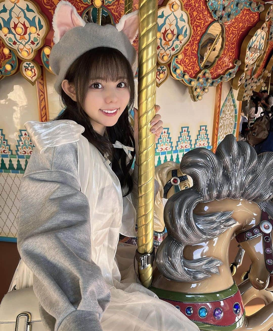 大森莉緒さんのインスタグラム写真 - (大森莉緒Instagram)「・ ・ 隣空いてるよ？🎠💞 ・ ・ #大森莉緒 #おーりお #おりおんず #ディズニー #ディズニーシー #メリーゴーランド #ジェラトーニ #ベレー帽 #ジェラトーニコーデ #ヘアアレンジ #リボン #fashion #instagood  #instapic #good #disney #disneysea #패션 #코디 #오늘의코디 #오늘의패션 #전신샷 #코디스타그램 #옷 #좋아요」11月14日 22時05分 - rio.ohmori