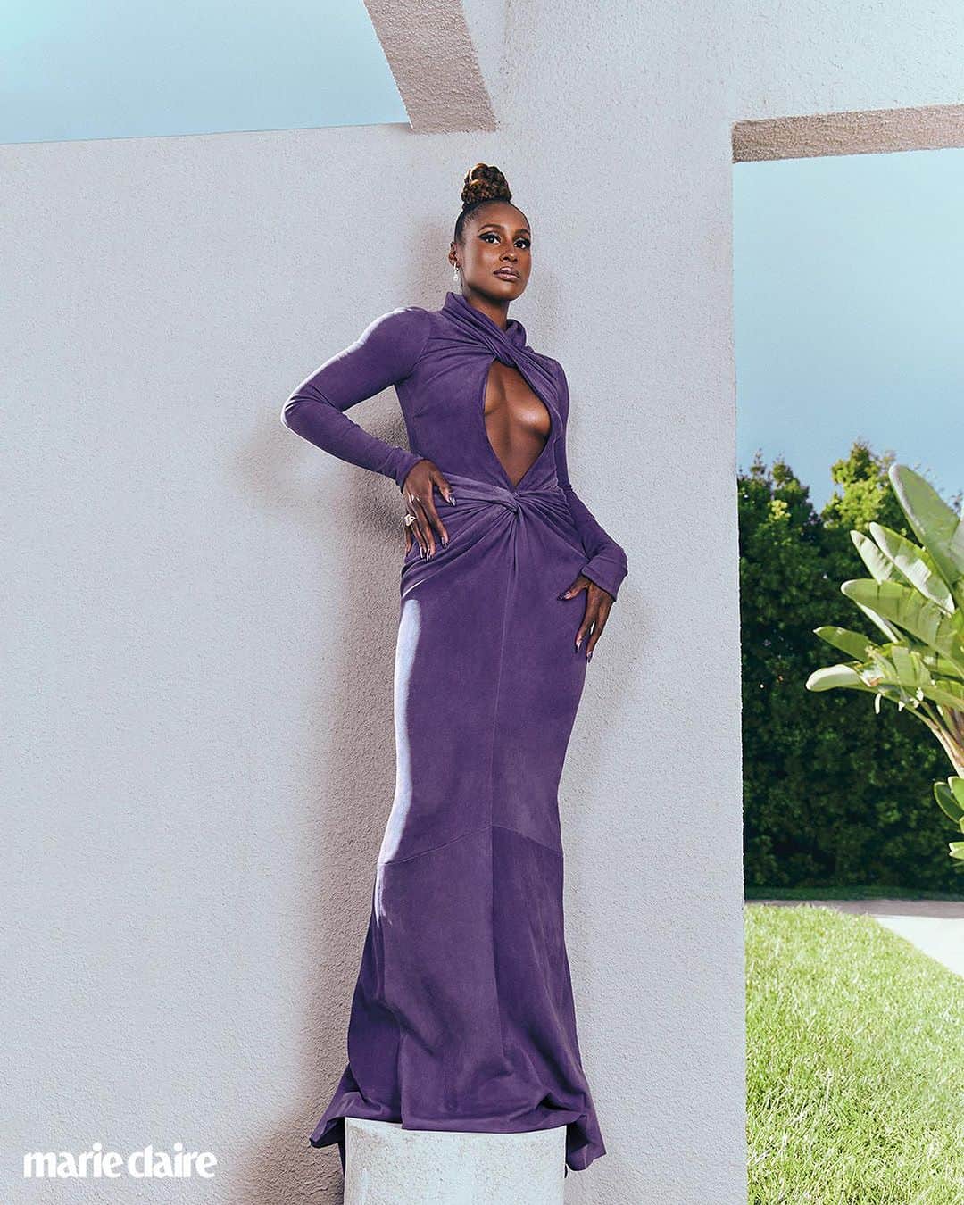 マリクレールのインスタグラム：「“When you’re a little girl thinking about performing for an audience, all you think about is, ‘Oh, my family,’ and ‘Oh, my friends,’ ” says Marie Claire’s November 2023 Power Issue cover star, @issarae. “I don’t think I’ve ever escaped that.”  For Rae, it’s not just about making sure certain stories are told, but making sure the right people are telling them. “In the past, when you’re coming up and you’re trying to sell a TV show, managers, execs, would say that it’s better to have a project clean—it’s better to not have anybody else attached,” she says. “So I listened to that, and that ruined some relationships. After a while I got to the point where it’s like, ‘No, I know these people are talented and I want to fight to be able to get them a position in the larger thing.’ ” Read the full interview at the link in bio.   Photographer: @chriseanrose Writer: @corimurray Stylist: @jaredellner Hair Stylist: @felicialeatherwood Makeup Artist: @joannasimkin @thewallgroup Manicurist: @eriishizu @opusbeauty」