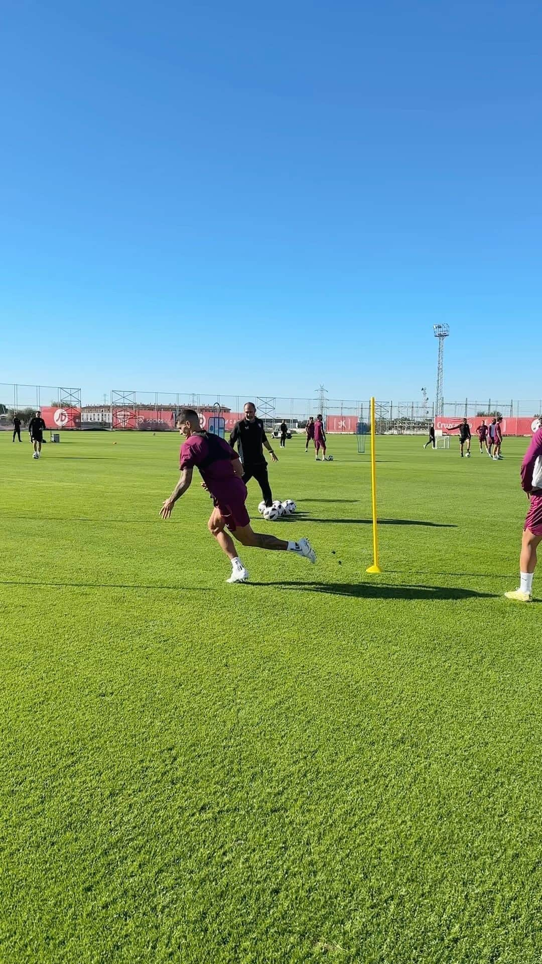 セビージャFCのインスタグラム：「🆙 Comienza la semana  Entrenamiento: ☑️   #sevillafc #training #WeareSevilla #team」