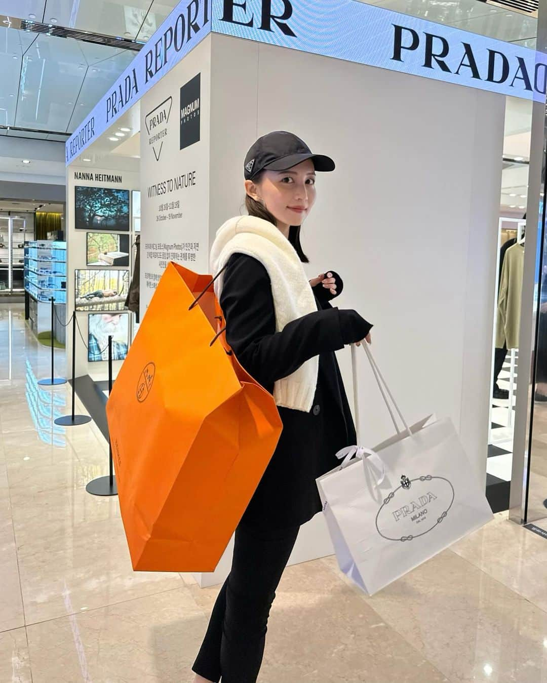 左近鈴乃のインスタグラム：「. 韓国shopping🏬🇰🇷  またまた運命的な出会いが、、🥹 お買い物ってなんでこんなに楽しいの〜🍊🐎 PRADAのPOPUP？的なお店が可愛かった🖤  YouTubeも撮影したし、 開封動画もまたUPします🧡✨  #韓国 #韓国旅行 #韓国ショッピング #현대백화점」