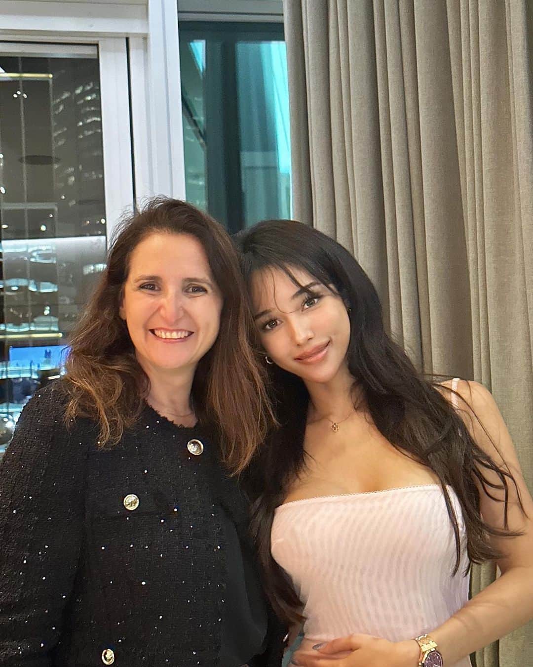 ヴァネッサみどりのインスタグラム：「It was such a pleasure meeting the new CEO of @audemarspiguet Ms. Ilaria Resta. ✨✨ Thank you to the sweetest AP family for this wonderful night in Hong Kong. Always blown away by the top notch hospitality from the team.. ✨ I’m Beyond grateful ❤️  この度新しくオーデマピゲのCEOに就任されたイラリア・レスタさんがアジアに来られることことで、APから香港にご招待頂きました。知性と気品に溢れたとても優しいイラリアさんとAPハウスでディナーを頂き素晴らしい時間を過ごすことができました🥹✨  很榮幸能見到 @audemarspiguet 新Ceo Ms. IIaria Resta✨✨ 還要謝謝最貼心的AP family 提供超棒的招待、讓我在香港度過美好的一晚✨✨真的很感謝❤️」