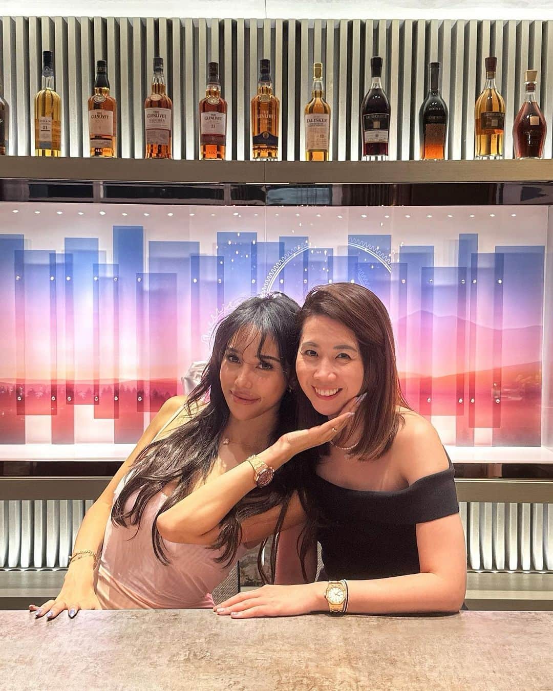 ヴァネッサみどりさんのインスタグラム写真 - (ヴァネッサみどりInstagram)「It was such a pleasure meeting the new CEO of @audemarspiguet Ms. Ilaria Resta. ✨✨ Thank you to the sweetest AP family for this wonderful night in Hong Kong. Always blown away by the top notch hospitality from the team.. ✨ I’m Beyond grateful ❤️  この度新しくオーデマピゲのCEOに就任されたイラリア・レスタさんがアジアに来られることことで、APから香港にご招待頂きました。知性と気品に溢れたとても優しいイラリアさんとAPハウスでディナーを頂き素晴らしい時間を過ごすことができました🥹✨  很榮幸能見到 @audemarspiguet 新Ceo Ms. IIaria Resta✨✨ 還要謝謝最貼心的AP family 提供超棒的招待、讓我在香港度過美好的一晚✨✨真的很感謝❤️」11月14日 22時07分 - midoritakechi