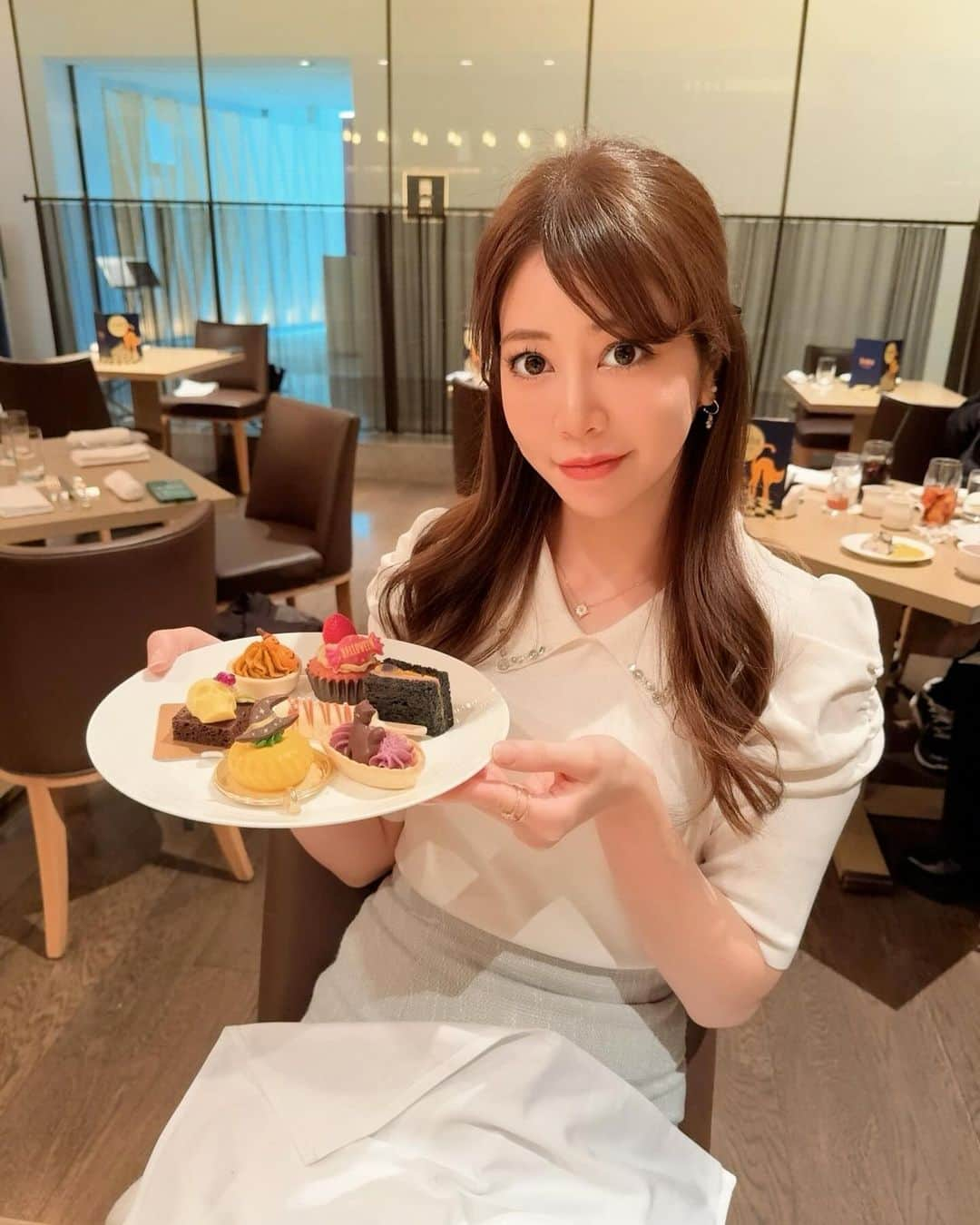 薄井美樹のインスタグラム：「． 携帯新しくしたから めっちゃ画質綺麗🥰  ハロウィンのアフターヌーンの時の🎃🍭👻」