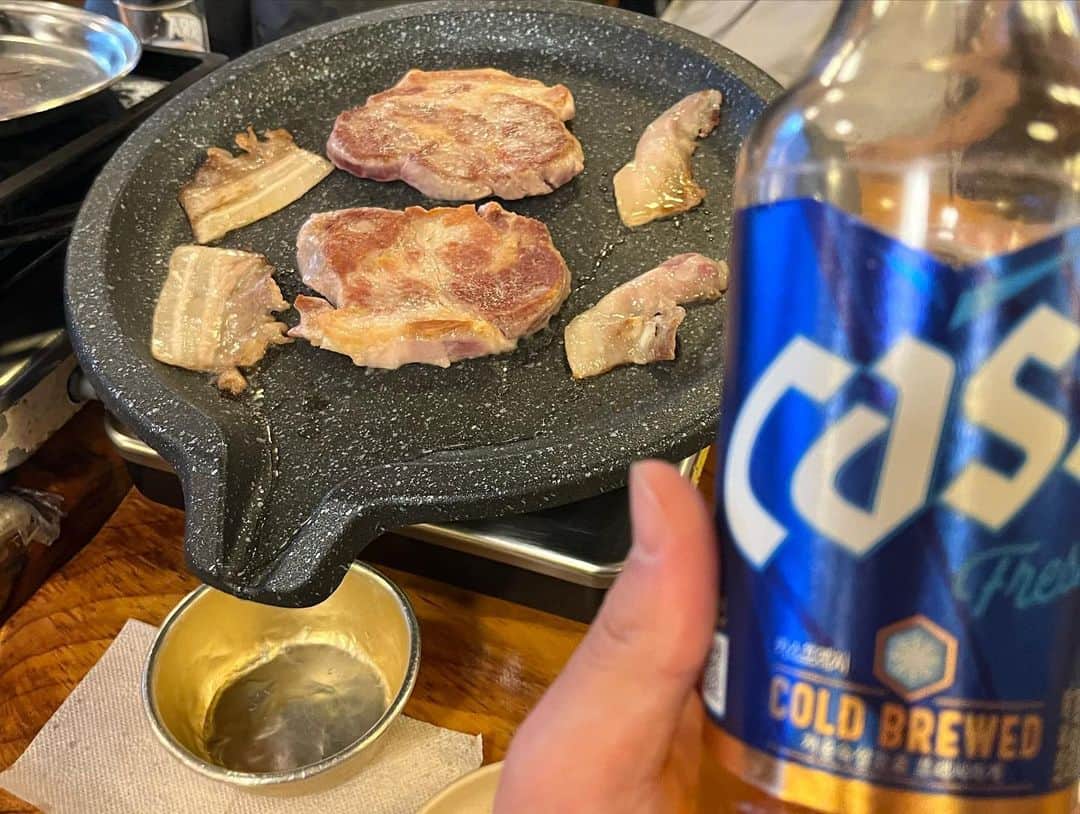 白崎浩之さんのインスタグラム写真 - (白崎浩之Instagram)「結論から言うと  #韓国のビールの飲みやすさ #サンナクチの世界観 #ユッケの安定感 #クァンジャンシジャンの読みにくさ #ヘムルタンの底力 #なんて食べ物か忘れた #梨泰院クラスごっこ #チャミスルレモン日本でも出せ #なんて名前か忘れたけど美味すぎるご飯  っていう韓国旅してきたよん♪ また行こっす♪」11月14日 22時08分 - shirasaki_hiroyuki