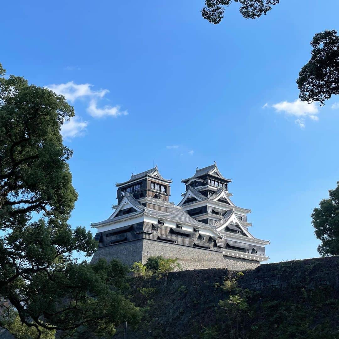 山下航平のインスタグラム：「「あれは誰かのお家だったの〜？」と小さな子供が言っていたけど、  昔は住んでる人がいたと思うと、すごい建造物だなと思いました城。住んでみたい城。  #熊本城」
