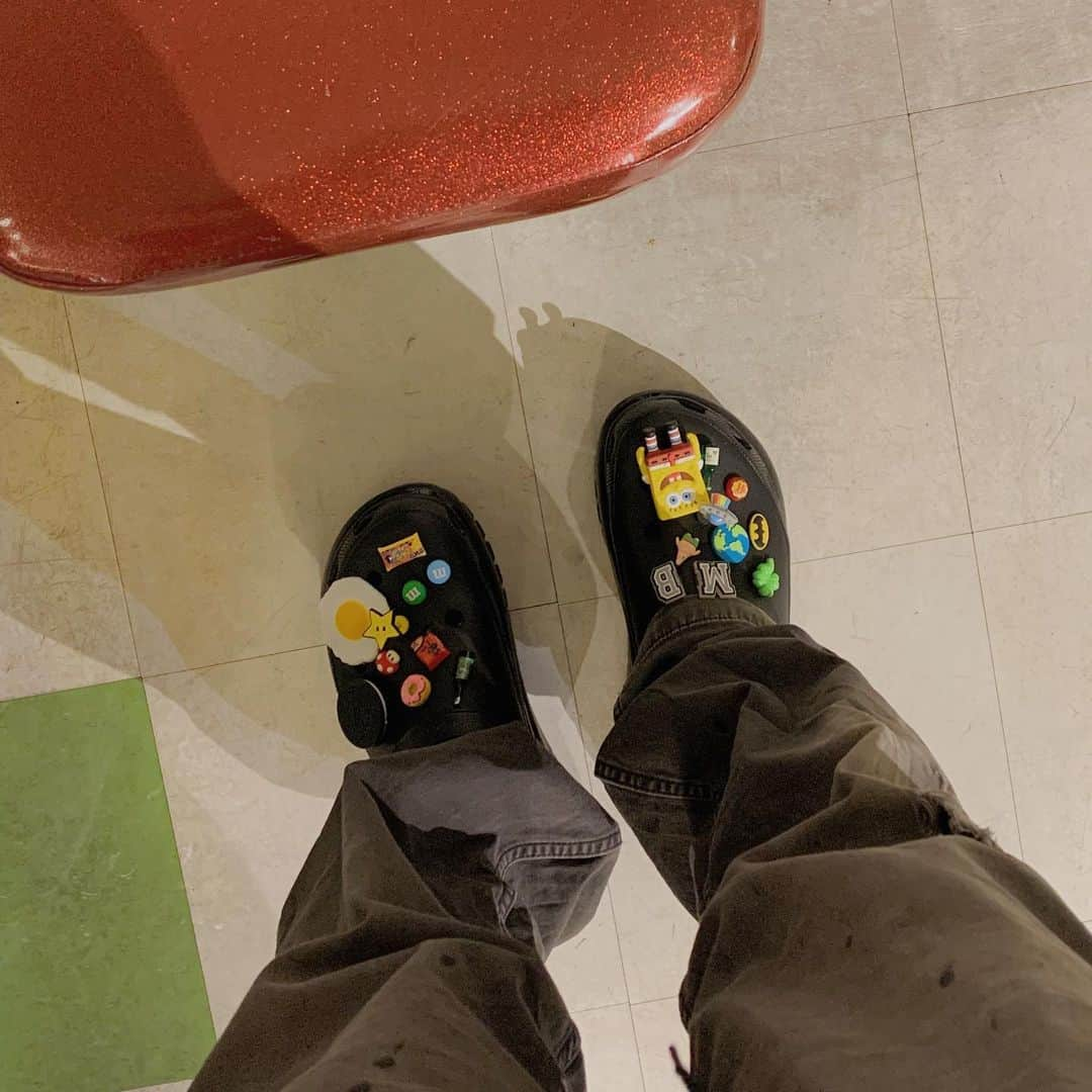 MABU（マブ）さんのインスタグラム写真 - (MABU（マブ）Instagram)「韓国で @crocs めちゃ流行ってて早速影響された日の俺🤖🛼 冬はドッグイヤーが好きだから今季 @midnightlonelyboy でドッグイヤーキャップ🐕作った👨‍💻ワッペンもオリジナルでいい感じ✅✅💹 好評のネックレスも近日dropするよ🎁  #artoflife」11月14日 22時09分 - mabu_mb