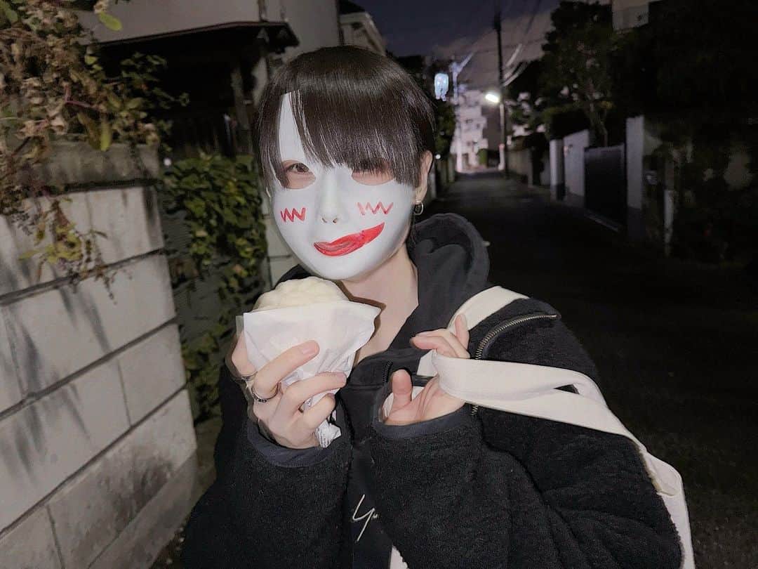 bakeのインスタグラム：「にくまんうまい季節 🐿🍂」