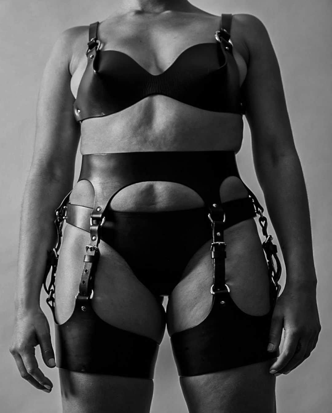 フリートイリヤのインスタグラム：「The O-Ring Bra, Curved Suspender & Cut Out Knickers #bwphotography #leathercraft #leatherharness #leatherlingerie」