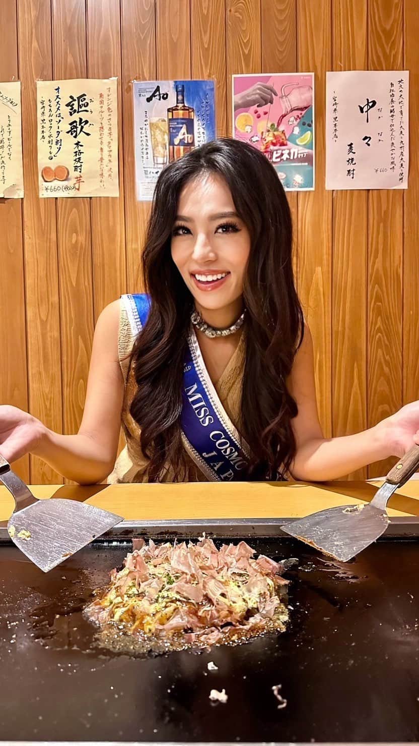 絹野志朋のインスタグラム：「Promotion Video Released🐙🇯🇵❤️  Please check my video which I took in Osaka, where I currently live in japan🇯🇵 How much can you recognize Osaka signatures?  It’s not for Teppanyaki promotion😂, but for my self introduction🥰❗️  I’m looking forward to telling MCW families  about a lot of fancy and unique Japanese cultures🎌 See you all soon🥰 @misscosmoworld   お好み焼きのPR動画…ではなく（笑）、 世界大会に向けたプロモーション動画を撮影したので みなさん是非ご覧ください😊🧡  大阪らしく、ユーモアたっぷりに仕上がっています❤︎ とっても楽しくて終始笑顔が絶えない撮影現場でした😆✨  Video by📷 Shinji Miyake Thank you very much for creating the amazing video!  ＿＿＿＿＿＿＿＿＿＿＿＿＿＿＿＿＿＿＿＿＿＿＿＿ 🇲🇾Nov 15th ~ Dec 5th Road For @misscosmoworld   National account @misscosmoworldjapan  Organizer @japan_beauty_ambassador  National director @aya_kiyota  Management @erina_hanawa_japan   #MissCosmoWorld #MissCosmoWorld2023 #MissCosmoWorldJapan #BeautyPageants @missosologyjapan @missosology_org #お好み焼き#鉄板焼き #大阪グルメ #大阪観光 #大阪 #心斎橋 #心斎橋グルメ  #osaka #osakajapan #osakafood」