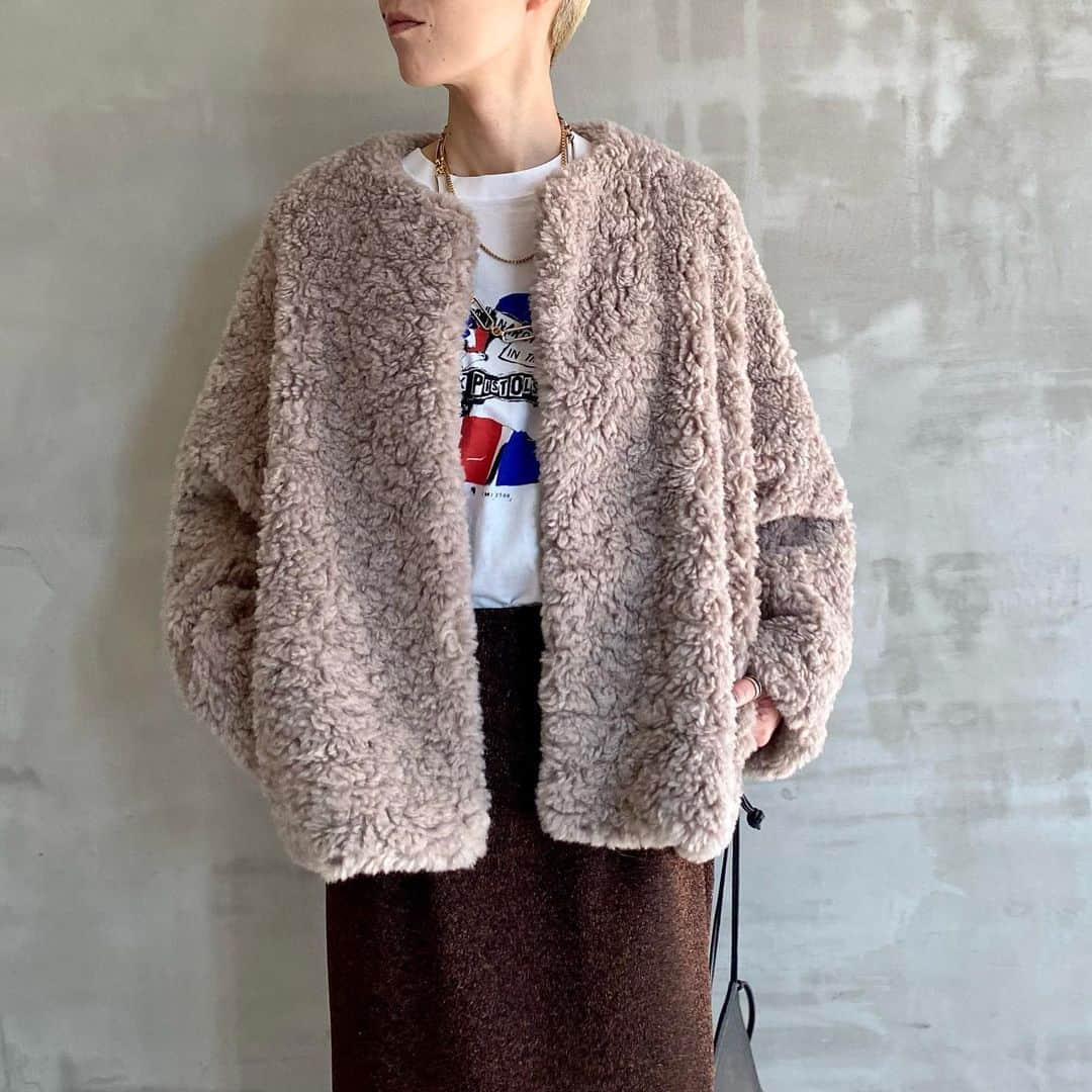 エリオポールのインスタグラム：「2023 Winter Collection  ECO FUR JACKET  39.600yen / HÉLIOPÔLE   Ref: 23003036012HN Color: Beige. Brown Size: 36. 38  下記店舗にてお電話での通販を承っております。  HELIOPOLE代官山店  03 3770 6438  HELIOPOLE 札幌店  011 209 5455  @heliopole_official #HELIOPOLE  #エリオポール」