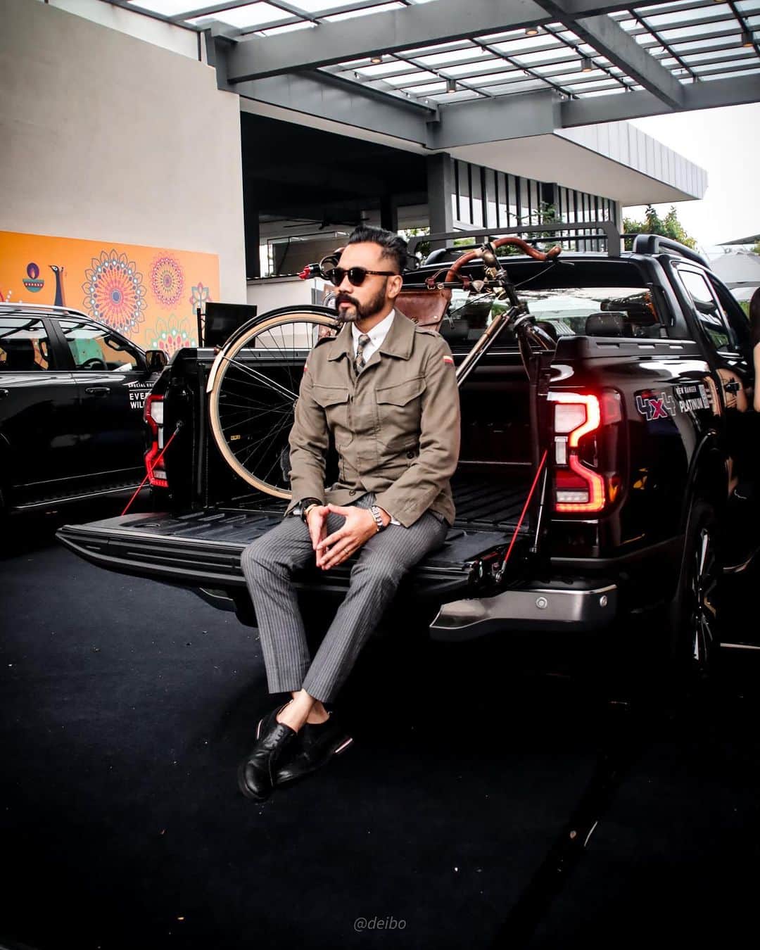 Wak Doyokのインスタグラム：「Keunggulan luaran dan keselesaan dalaman menggambarkan New Ford Ranger Platinum yang baharu!  Dilengkapi dengan Sistem Rak Fleksibel dan Power Roller Shutter akan memudahkan Wak bawa basikal ke mana sahaja dengan mudah dan selamat. Bahagian dalaman pula, kita boleh nikmati kerusi memori kuasa 10 hala dengan tetapan ingatan bersama butang profil dan eksklusif Leather & Ebony Dashboard bersama Platinum branding.   Bersedia untuk rasai keselesaan mewah bersama New Ford Ranger Platinum yang baharu! #FordMalaysia」