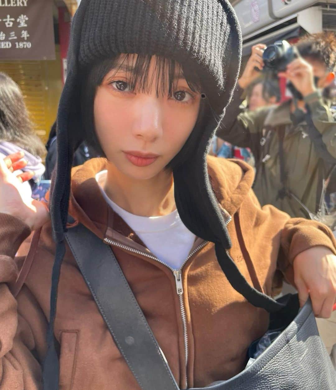 きなりのインスタグラム：「澄ました顔していますが激オモカバンと戦っている最中📸です」