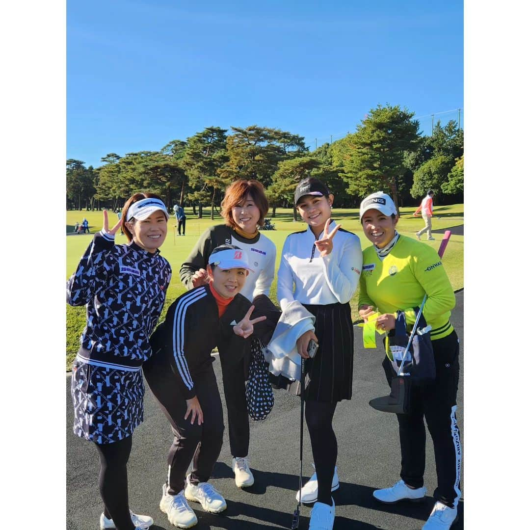 竹末裕美のインスタグラム：「今日は、日高カントリークラブ⛳ 朝は寒かったけど、日中は暑いくらい☀️ @chanyukii  いつもありがとう❤️  早いグリーンにやられた😰 @konomi_official  @julia.kurata  が、朝の練習グリーンで、10フィートないよね！ 9.5フィートくらいだよね😁って話してる横で、私は、カップをオーバーばかり😰 タッチが合わない😱 終わってから、みんな！ 早かった(笑)10フィートはあったね😂って(笑) みんなで苦戦しました(笑)  とても楽しいプロアマでした😊  @sachikonagamori  @m.mayumi29  お疲れ様でした😊  #ゴルフ#ゴルフファー#女子プロゴルファー#プロゴルファー#日高カントリークラブ#10フィート#歩き#早いグリーン#ロサーセン#ウェア」