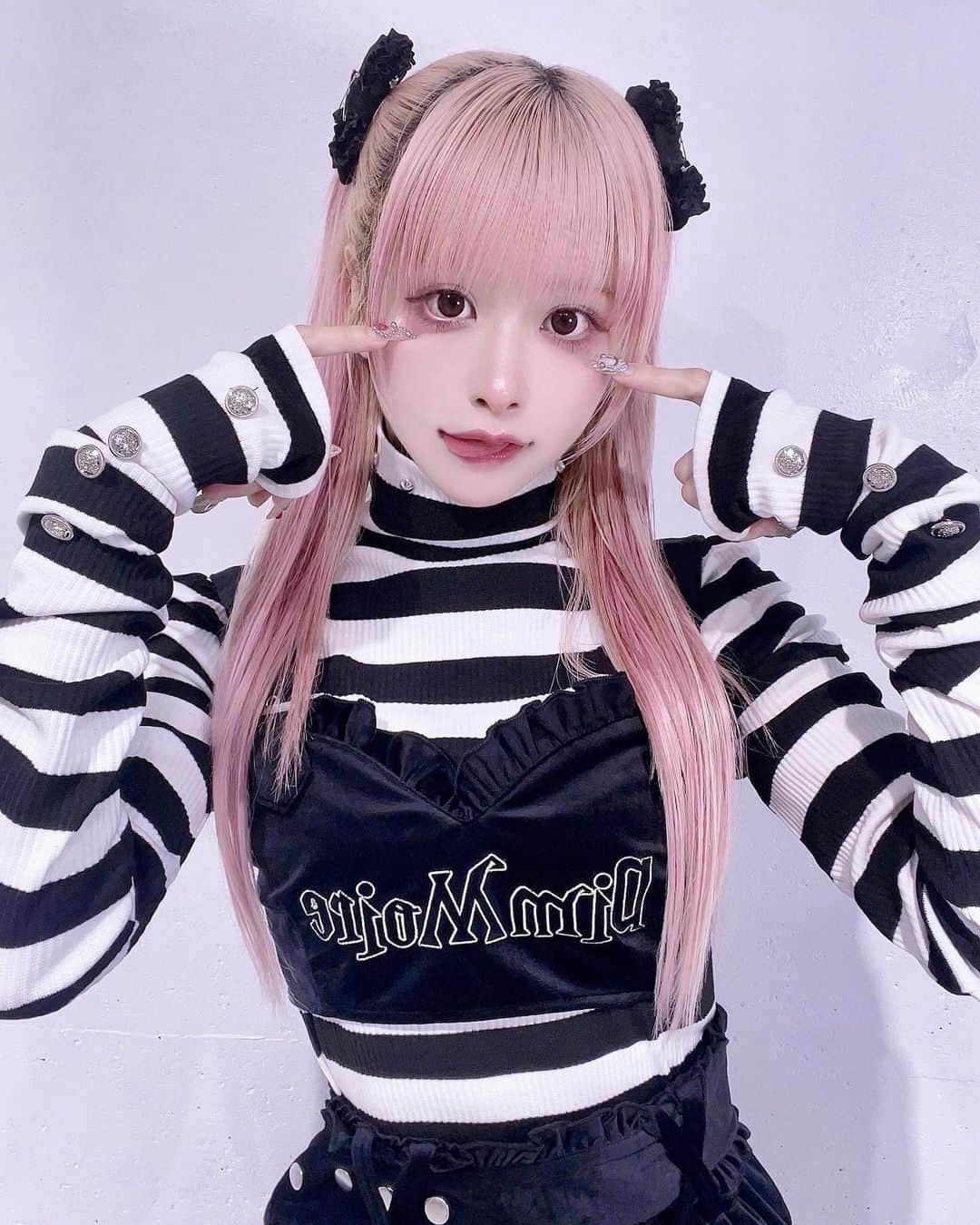 いちのインスタグラム：「いちしか愛せないでしょ？  #dimmoire #idol #cosplay #cosplayer #cosplaygirl #japanesegirl #girl #selfie #instagood #hightone #maid #pinkhair #highlighthair #twins #twintail #fff #lfl #l4l #ハイライトカラー #アイドル #派手髪」