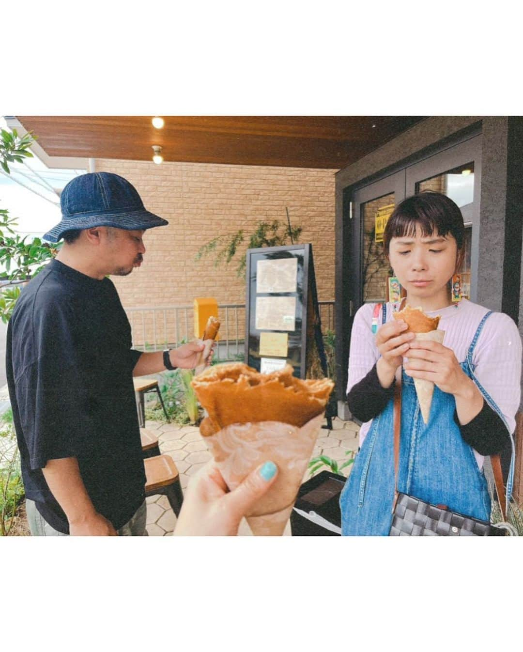 NakamuraEmiさんのインスタグラム写真 - (NakamuraEmiInstagram)「🐄  ／ 三重県桑名市 #魅力みつけびと Nakamura就任 Nakamura目線  桑名市 なとりっぷ❽🪭(ことりっぷ番外編) ＼  ことりっぷさんと回った桑名市。Nakamura目線でオフショットと共に桑名の素敵なところUPしまーす  𓇬  𓇬  𓇬  𓇬  𓇬  𓇬  𓇬  𓇬  𓇬  𓇬 𓇬  𓇬  𓇬  𓇬  𓇬  𓇬  𓇬  𓇬   『 Tea Stand Bun Bun Bun』   𓇬  𓇬  𓇬  𓇬  𓇬  𓇬  𓇬  𓇬  𓇬  𓇬 𓇬  𓇬  𓇬  𓇬  𓇬  𓇬  𓇬  𓇬   少し時間が余った時に3人でお店を探したりしてたらみつけたこのクレープ屋さん。  住宅街に突如として現れます。 まずは外観から好みなのと、庭好きとしては植っている植物のセンスも最高でした。  クレープもいろいろな種類があるんだけど、私確かシナモンシューガーとかにした気がする。さきちゃんはおかず系。そしてたけしMgはあの顔をしながらたっぷり生クリーム。外はサクッとした食感で最高。  閉店間際に行ってしまいましたが お店の中でとかもいいんだろうな。 お茶も含めまた改めて行ってみたい。  .........................................  ことりっぷさんにて「桑名×NakamuraEmi」の素敵な写真と記事もみれます〜！ https://co-trip.jp/article/619293/   #なとりっぷ　#三重県桑名市 #魅力みつけびと #三重県 #桑名 #teastandbunbunbun #ことりっぷ#NakamuraEmi #物件好き」11月14日 22時19分 - nou.emi