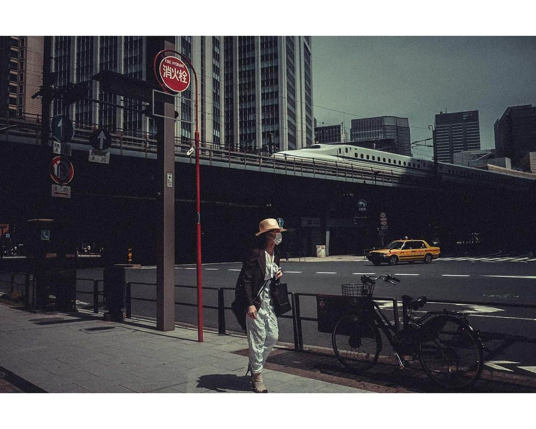 kazhixさんのインスタグラム写真 - (kazhixInstagram)「Tokyo Rhapsody  -Light and shadow on the street— Shinkansen and Yellow Cab  珍しく粒子の粗いレタッチにチャレンジしてみました。  #映画のワンシーンのような一枚を  ⤴︎みなさんもタグ気軽に使ってくださいね。  #fujifilm_xseries #今日もx日和 #富士フイルム  #FUJIFILM #instagram  #igersjp #HelloFrom Tokyo #ファインダー越しの私の世界  #tokyocameraclub #mst_photo #daily_photo_jpn #tokyoartsandculture #JapanCityBlues #TokyoTokyo #streetfinder #eyephotomagazine #cinema_streets  #urbanromantix #street_avengers #streetleaks #sublimestreet #streets_storytelling #storyofthestreet #streetsgrammer #streetmoment #voidtokyo  #streetgrammers #shadow_magazine #photo_f16」11月14日 22時21分 - kazhix