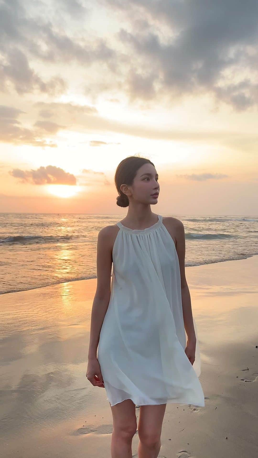 のインスタグラム：「다시 까맣게 익었어도 선셋은 못잃어... 🌅🧡🧡  #발리 #발리비치클럽 #발리선셋 #휴양지원피스 #휴양지 #휴양지룩 #balisunset #balibeach」