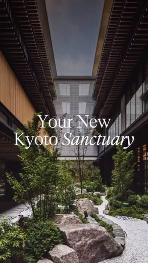 Laila Boonyasakのインスタグラム：「ใครกําลังวางแพลนทริปชมใบไม้เปลี่ยนสีปลายปีนี้ที่เกียวโต ขอแนะนํา”ดุสิตธานี เกียวโต” โรงแรม 5ดาวเปิดใหม่ ตกแต่งเรียบหรูไม่ไกลจากสถานีเกียวโต @DusitThaniKyoto Can’t wait for fall in Kyoto and to experience the brand-new @DusitThaniKyoto #DusitHotelsandResorts #DusitThaniKyoto #Kyoto #Japan  #ดุสิตธานีเกียวโต #ญี่ปุุ่น #เกียวโต.  @dusitthanikyoto  @dusit.hotels @ayatanakyoto」