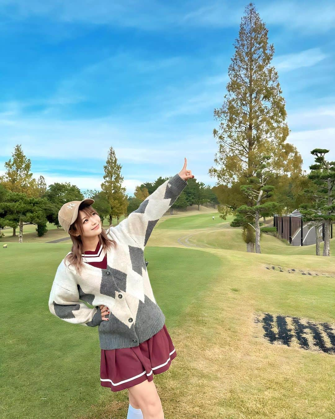 阿久津真央さんのインスタグラム写真 - (阿久津真央Instagram)「⛳️🌤  こないだは師匠たちと ゴルフコンペでした🏌️‍♀️✨  新しいウェアー届いたので 全身 @newerajapan  code🍁  めちゃくちゃお天気良くて ゴルフ日和でした⛳️🫶🌈 ホールインワンチャンス惜しかったなぁ〜💭  秋の過ごしやすいこの気温 もう少し続いてほしいなぁ〜👼🏻🤎」11月14日 22時23分 - akutsumao