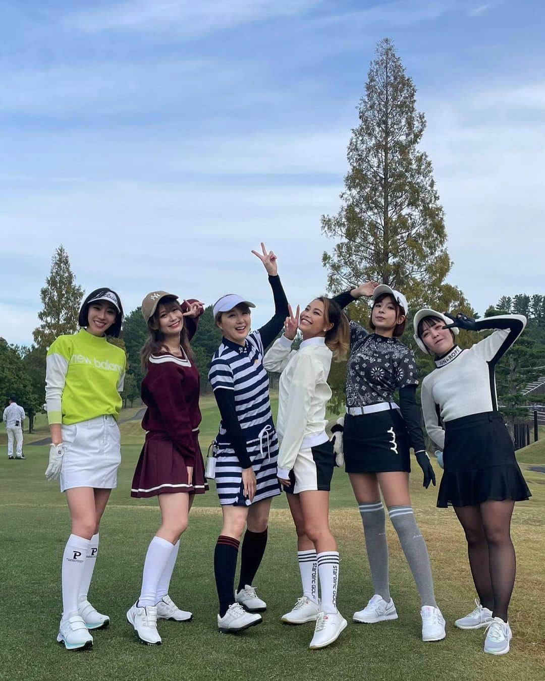 阿久津真央さんのインスタグラム写真 - (阿久津真央Instagram)「⛳️🌤  こないだは師匠たちと ゴルフコンペでした🏌️‍♀️✨  新しいウェアー届いたので 全身 @newerajapan  code🍁  めちゃくちゃお天気良くて ゴルフ日和でした⛳️🫶🌈 ホールインワンチャンス惜しかったなぁ〜💭  秋の過ごしやすいこの気温 もう少し続いてほしいなぁ〜👼🏻🤎」11月14日 22時23分 - akutsumao