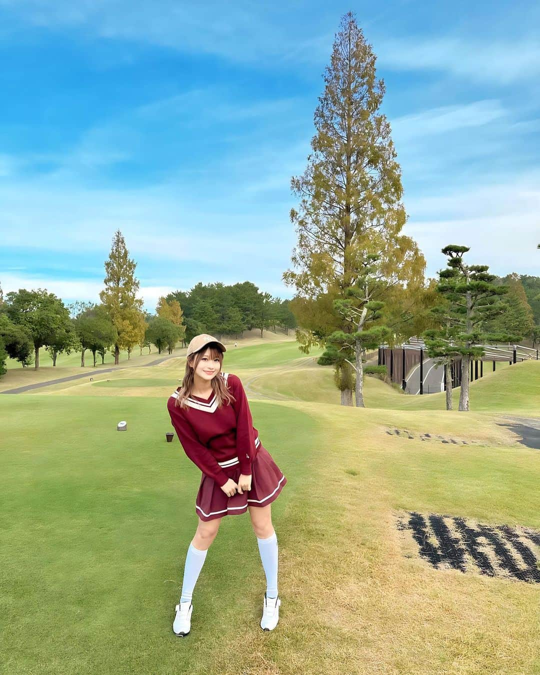 阿久津真央さんのインスタグラム写真 - (阿久津真央Instagram)「⛳️🌤  こないだは師匠たちと ゴルフコンペでした🏌️‍♀️✨  新しいウェアー届いたので 全身 @newerajapan  code🍁  めちゃくちゃお天気良くて ゴルフ日和でした⛳️🫶🌈 ホールインワンチャンス惜しかったなぁ〜💭  秋の過ごしやすいこの気温 もう少し続いてほしいなぁ〜👼🏻🤎」11月14日 22時23分 - akutsumao