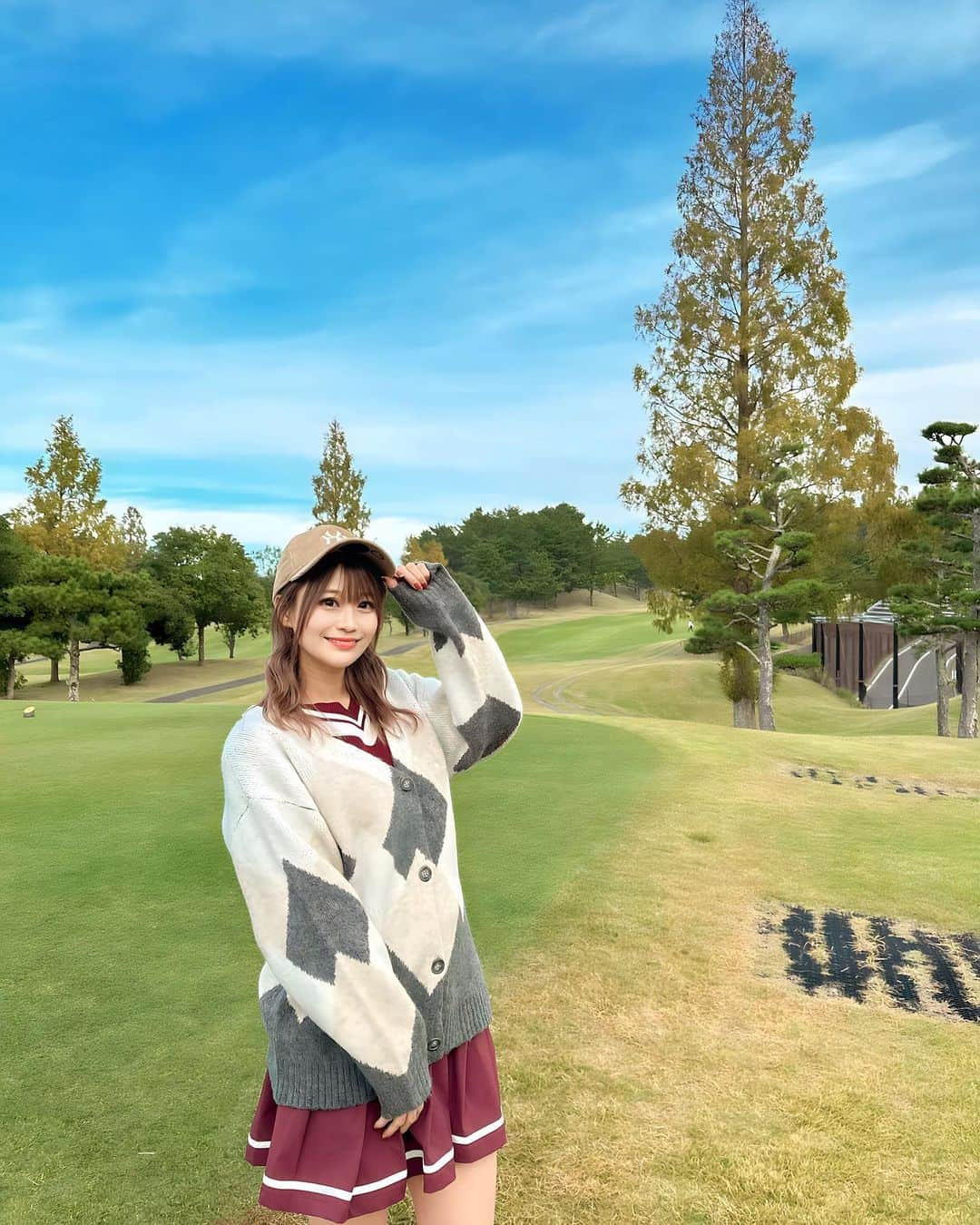 阿久津真央のインスタグラム：「⛳️🌤  こないだは師匠たちと ゴルフコンペでした🏌️‍♀️✨  新しいウェアー届いたので 全身 @newerajapan  code🍁  めちゃくちゃお天気良くて ゴルフ日和でした⛳️🫶🌈 ホールインワンチャンス惜しかったなぁ〜💭  秋の過ごしやすいこの気温 もう少し続いてほしいなぁ〜👼🏻🤎」