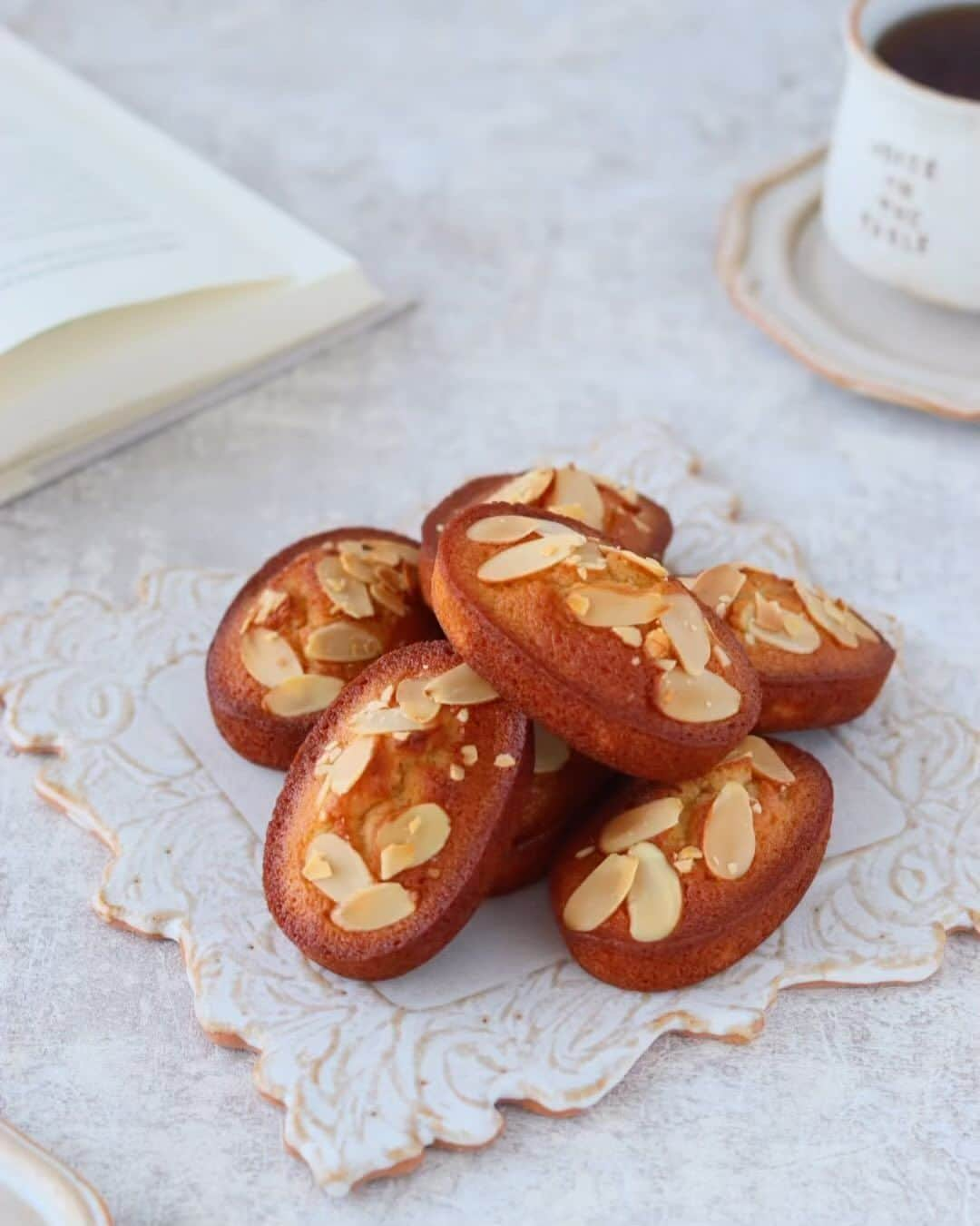 あいりおーのインスタグラム：「お友達に頼まれた焼き菓子の一つ、香ばしフィナンシェ꒰ˊૢᵕˋૢෆ꒱   これ大好き‪‪*°♡   いつもは松永製作所さんのスリムフィナンシェ9pで焼くのだけど、今日はなんかオーバルで焼きたくなって꒰ˊૢᵕˋૢෆ꒱  @matsunagaseisakusho   本📖の香ばしフィナンシェのレシピでオーバル7個焼けます👍 やっぱりオーバルも可愛い‪‪*°♡  6個にしてもいいかな？ここは迷うとこ。7個中途半端よね。 それこそ何度も作った元になった私のレシピノートにこの型は生地量何g入れたとか、多かったとか、いろいろコメントついてて、そこから٩꒰｡•◡•｡꒱۶  やっぱりメモって後々自分を助けてくれる(๑˃̵ᴗ˂̵)و パソコンにお菓子とパンフォルダを年、月日別に保存してて、その日付から、レシピノートの日付を調べて過去に戻ってます。  焼き菓子詰め合わせに色々作ったのでこれから小出しにUPしまくஐ(๑´ლ`๑)♡.  𓂃◌𓈒𓐍𓂃◌𓈒𓐍𓂃◌𓈒𓐍◌𓈒𓐍𓂃◌𓈒𓐍𓂃◌𓈒𓐍  「 新刊のお知らせ📢　」  9/7にKADOKAWAさんから  「何度も作ってたどりついたあいりおーのお菓子」が発売されます。 納得するまで作り続けた私のイチオシレシピを1冊にまとめました。 たくさんの工程写真とコツとポイントで詳しく書いています。  Amazon、楽天ブックス、全国の書店で発売中です。  𓂃◌𓈒𓐍𓂃◌𓈒𓐍𓂃◌𓈒𓐍𓂃◌𓈒𓐍𓂃◌𓈒𓐍𓂃◌𓈒𓐍  ○*:.。..。.。o○○*:.。..。.。o○   使っているオーブンやお菓子、パンの道具は  楽天roomに載せています。  プロフィール欄にリンクあります🔍   ○*:.。..。.。o○○*:.。..。.。o○   #フィナンシェ #焼き菓子#松永製作所 #joiceonthetable #手作りお菓子#手作りお菓子レシピ #手作りお菓子作りが好きな人と繋がりたい #おやつ#あいりおースイーツ」