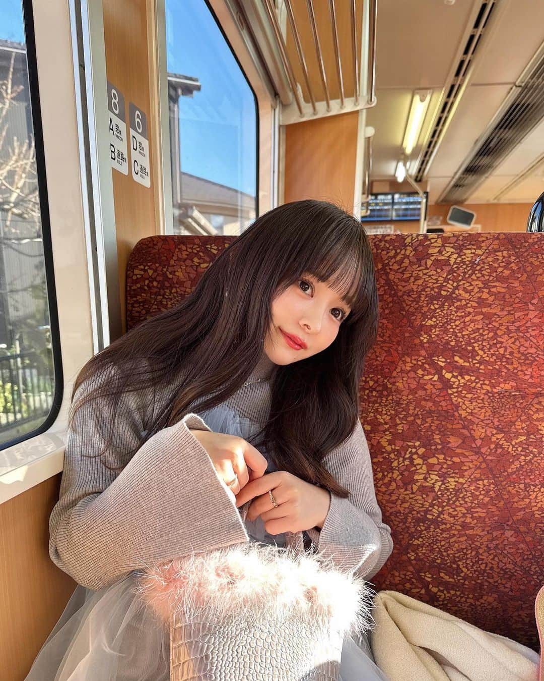 平松可奈子のインスタグラム：「誕生日旅行🚃🍁  前日から山奥の旅館へ！ 2時間弱で辿り着く場所なのに アクシデント勃発で 6時間後に宿に着きました🤣  誰もいない無人駅で本を読んだり 私が用意した遠足のお菓子セット の駄菓子を食べたり 親友とアナ雪ミュージカルして 待ったりして🎵💃笑 昔より"今"その瞬間を 楽しめる様になったなあ。  最近ですね、昔よりも自然とか 食べ物とか人と人との繋がりも。 今までの自分よりも 一つ一つに対して 凄く感謝して 楽しめる様になったの！ 有難いねぇ…が口癖なの。笑  沢山の自然と温泉と 美味しいご飯を食べた1日目♡ˎˊ˗   親友と、まったり、ゆっくり 本を読んで過ごしたりしました。 一足先に紅葉も楽しめたよ🍁  沢山のお誕生日のメッセージ ありがとうございます！ ラインも沢山届いていて。 何歳になっても 生まれてきてくれてありがとう 出会ってくれてありがとう おめでとうってとても嬉しいね☺️ 幸せな誕生日でした！ 本当にありがとう🎂  旅の記録はつづく〜。  #旅　#日本　#紅葉 #kanacofashion  #誕生日 #平松可奈子生誕祭2023」