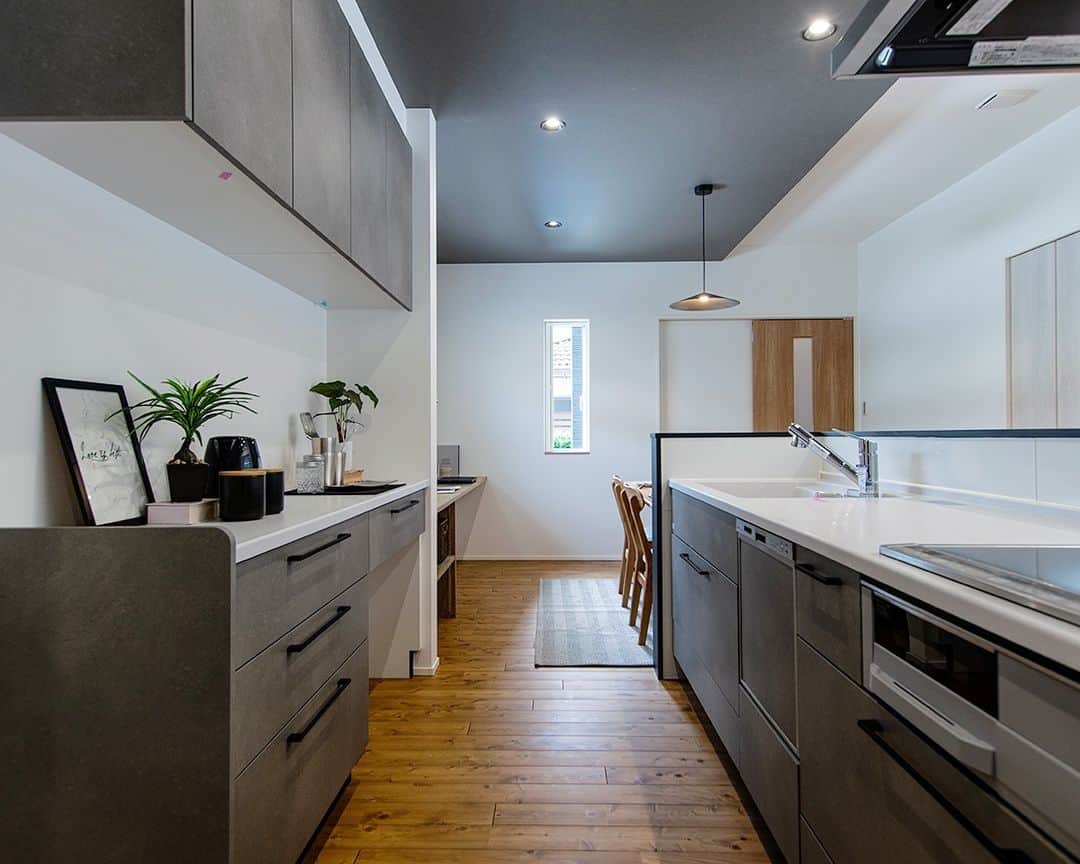 東洋ホームのインスタグラム：「☜もっと施工事例を見る👀  ダークカラーのコンクリート調パネルがオシャレなキッチン✨  スタイリッシュな空間に仕上がっています😊  #キッチン #対面キッチン #キッチン収納  * ———————————————  東洋ホームは地元宮崎で40年間家づくりを続けてきた会社です。 「家づくり」から、「暮らしづくり」へ。 こだわりの間取りとデザインが一体となった、暮らしやすく心地よい居場所のある【あなただけの住まい】を実現✨ 私たちはオシャレにも工法にもこだわった「お家の専門家」です💪  ———————————————  ＼東洋ホーム 公式YouTube始めました／ YouTubeにて【東洋ホーム】と検索！ 人気の平屋ルームツアーは必見！ 気軽にみられるショート動画も多数投稿中◎  ——————————————— ↓施工事例＆最新情報はHPにて↓ @toyohome_miyazaki プロフィールのリンクよりチェック🌟 お問合せや資料請求もお待ちしております📥 ———————————————  #東洋ホーム #宮崎工務店 #toyohome #東洋ホーム宮崎 #注文住宅 #マイホーム #マイホーム計画中 #施工事例 #宮崎注文住宅 #おしゃれな家 #おしゃれな家づくり」