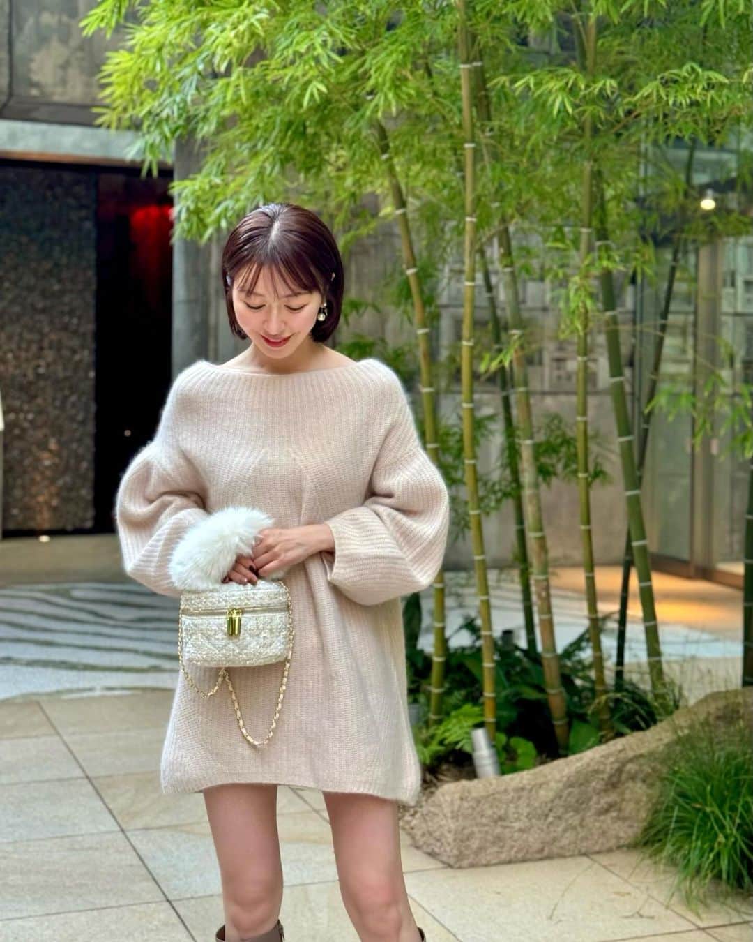 のインスタグラム：「. 🍨🐰☁️ 𝑊ℎ𝑖𝑡𝑒 𝑐𝑜𝑜𝑟𝑑𝑖𝑛𝑎𝑡𝑒🤍  一目惚れしたふわふわBag💭 @dinoble_official さんがギフティングしてくださいました✨ コーデのポイントになるのかわいい🫶  @ichaaako ちゃんありがとう❤️  #pr #coordinate #fashion #ootd #outfit #ファッション #コーディネート #コーデ #ホワイトコーデ #instafashion #instalook」