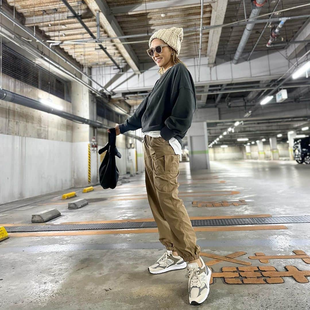 のインスタグラム：「今日寒くて長袖着て買い出し終わって 海行ったら暑かった😅  でもお店戻ったら 室内は寒くて🥶 この時期の服が住んでても分からない🤷🏻‍♀️💦  ニットは🧶 自分で作ったんだけど お気に入りすぎて 他の色も作りたい☺️✨ 大きめに作ってボリュームだしたよ🧢✨ 本当お気に入り🫶🏾💕  今日も終わり🌈 good night💤🌝✨」