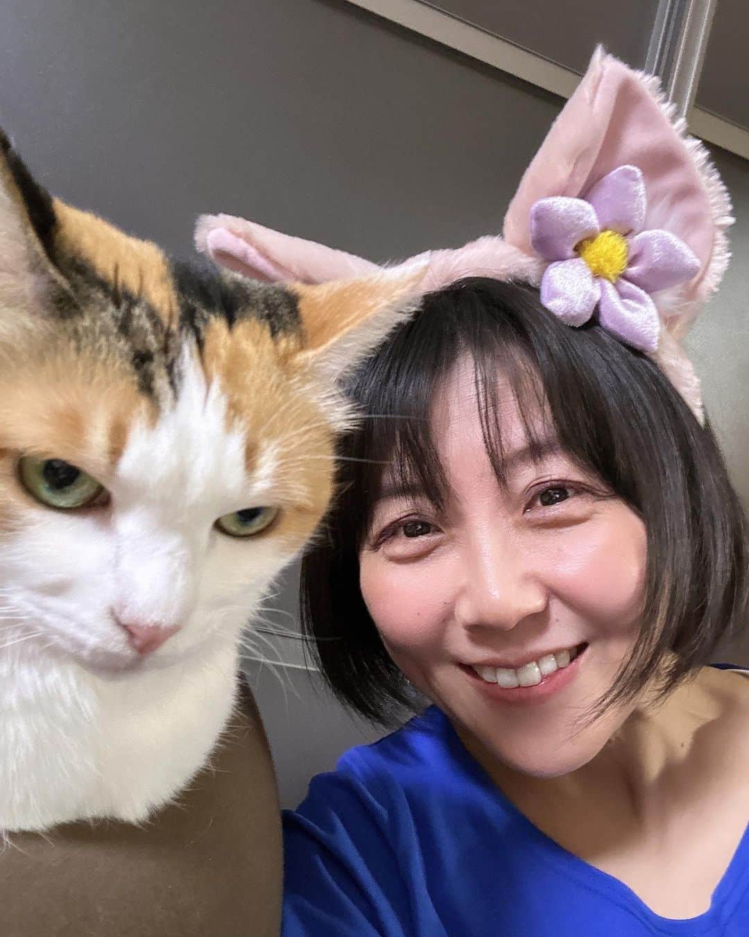 生天目仁美 のインスタグラム：「本日も スーパーJチャンネルを 見てくれた皆様 ありがとうございました。  急に寒くなって 格好がわからなくなっております。  写真はこの前、 ディズニーシーに行ったのよ。 カチューシャを買ったので うちの乙女と一緒に撮ってみました🐈  #スーパーjチャンネル」