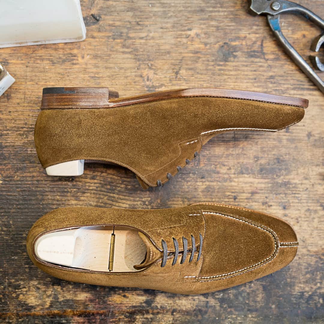 サンクリスピンのインスタグラム：「Napped to perfection. Our split-toe derby achieves hair-raising beauty in cognac suede and contrasting white stitch. ⁣ #shoes #handmadeshoes #madetoorder #mtoshoes #bespokeshoes #handwelted #shoeporn #madebyhand #shoestagram #agentlemanschoice #onlyforgentlemen」