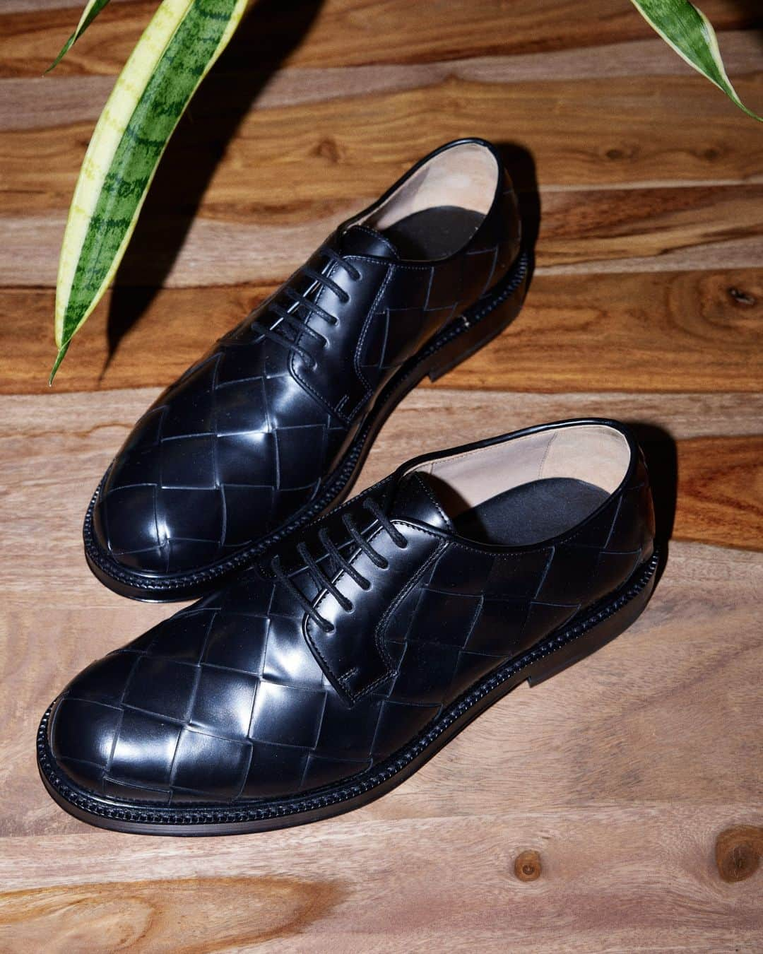 MATCHESFASHION.COMさんのインスタグラム写真 - (MATCHESFASHION.COMInstagram)「Unmistakably #BottegaVeneta: discover the Intrecciato-leather Derby shoes.」11月14日 23時01分 - matches