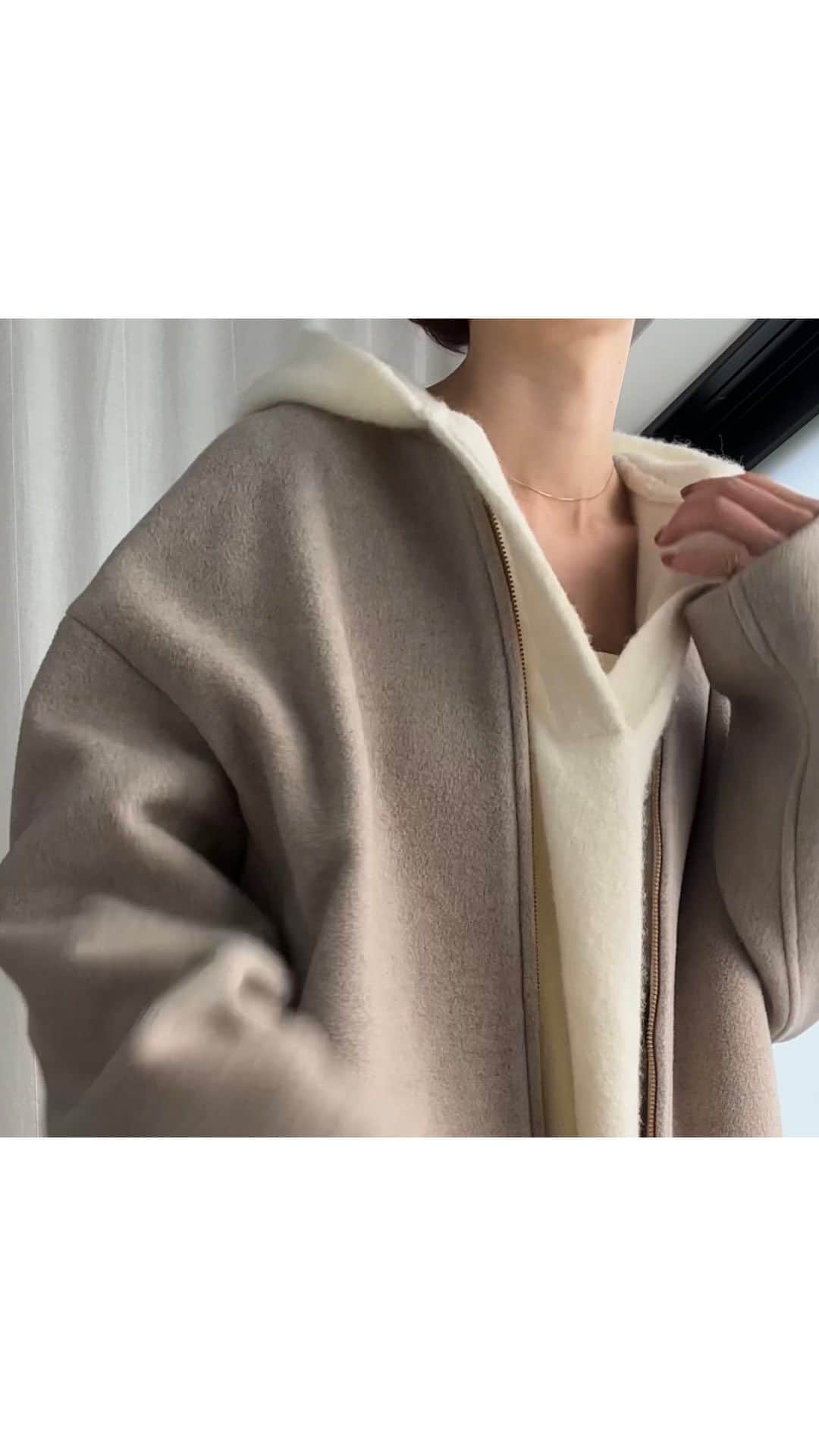 NOBLEのインスタグラム：「Recommend style!  MTRカラーレスジップショートコート no. 23020240604030 ¥39,600税込  ニュアンスニットパーカー no.23080240857040 ¥20900税込 ※11.16.thu Release!  TRツイル裏起毛スラックスパンツ no. 23030240513040 ¥17,600税込  【CHRISTIAN VILLA】HOBOバッグ no. 23092250002030 ¥24,200税込  ---------------------------------------------  @noble.jp @baycrews #noble #baycrews  #new #item #collection  #feminine #styilsh #simple #modern #ノーブル #新作 #新入荷  #インスタライブ #ライブ配信 #スタッフコーデ  #今日のコーデ#大人コーデ#ファッション #今日の服#大人ファッション#シンプルコーデ#着回し」