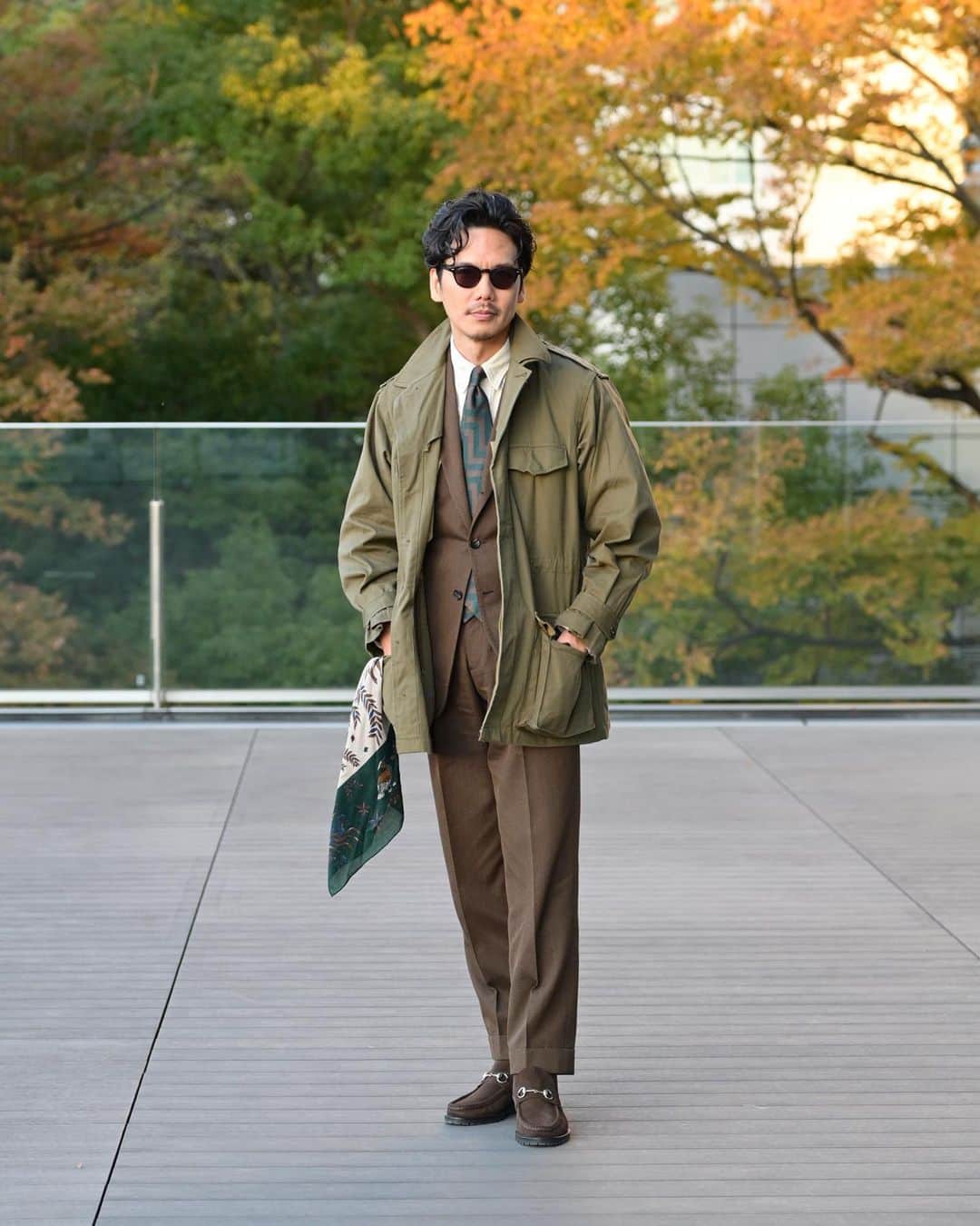 Shuhei Nishiguchiさんのインスタグラム写真 - (Shuhei NishiguchiInstagram)「"Autumn Color Palette"⬅︎⬅︎⬅︎swipe left  秋色を纏う。 季節に合わせた素材、カラーリングを愉しむのもクラシックスタイルの醍醐味です。  Tap for Brands ・ ITEM Military Jacket： @frencharmy  M47 Suit： @alfonso.sirica  Shirt： @doublerl  Tie： @seaward_and_stearn  Shoes： @gucci  Eyewear： @oliverpeoples  Scarf： @drakesdiary   ・ #beamsf #suitstyle #classicmenswear #gentlemen #follow #pr #influence #bestoftheday #vintagewear #spezzatura #outfitmen」11月14日 22時31分 - shuhei_nishiguchi