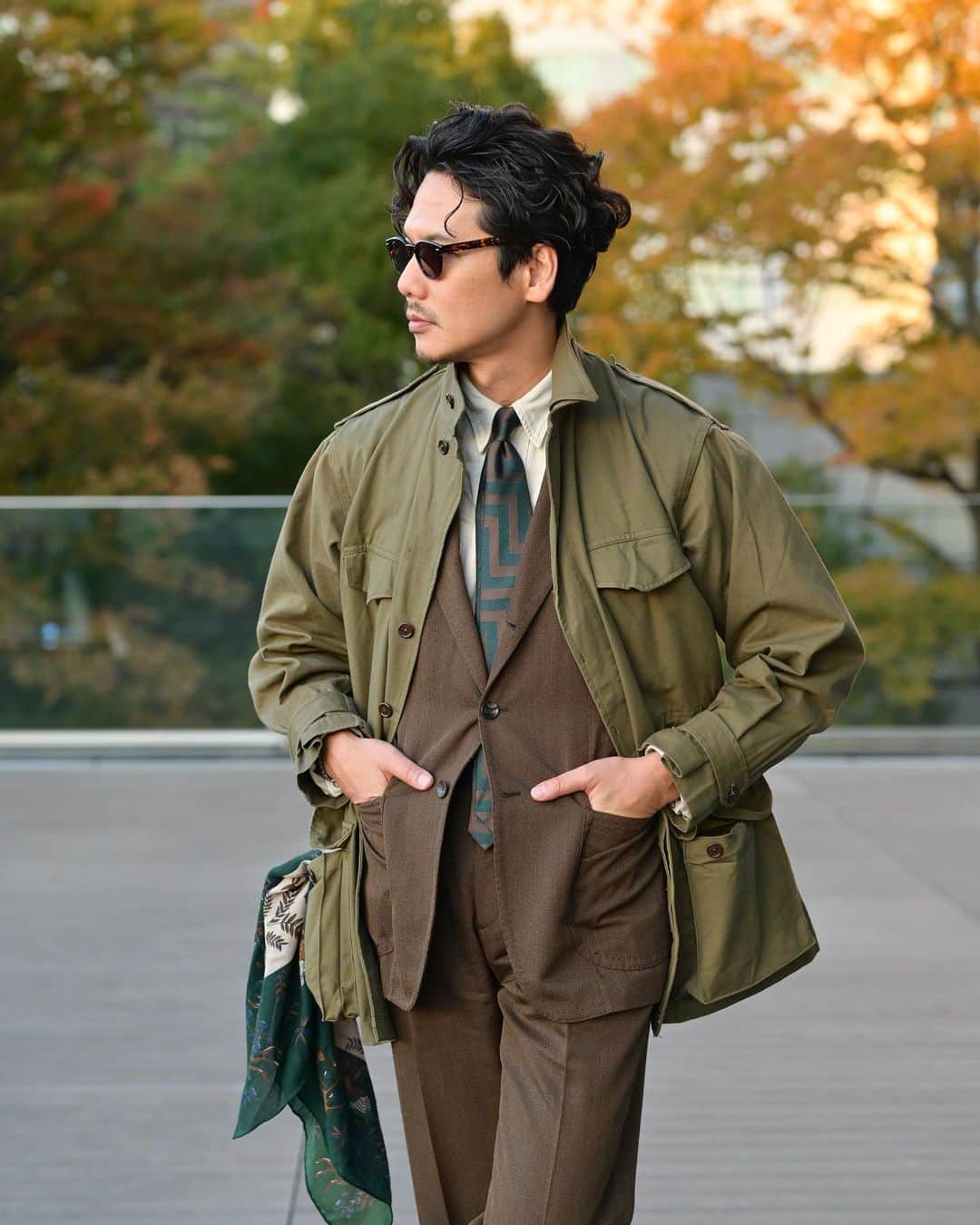 Shuhei Nishiguchiさんのインスタグラム写真 - (Shuhei NishiguchiInstagram)「"Autumn Color Palette"⬅︎⬅︎⬅︎swipe left  秋色を纏う。 季節に合わせた素材、カラーリングを愉しむのもクラシックスタイルの醍醐味です。  Tap for Brands ・ ITEM Military Jacket： @frencharmy  M47 Suit： @alfonso.sirica  Shirt： @doublerl  Tie： @seaward_and_stearn  Shoes： @gucci  Eyewear： @oliverpeoples  Scarf： @drakesdiary   ・ #beamsf #suitstyle #classicmenswear #gentlemen #follow #pr #influence #bestoftheday #vintagewear #spezzatura #outfitmen」11月14日 22時31分 - shuhei_nishiguchi
