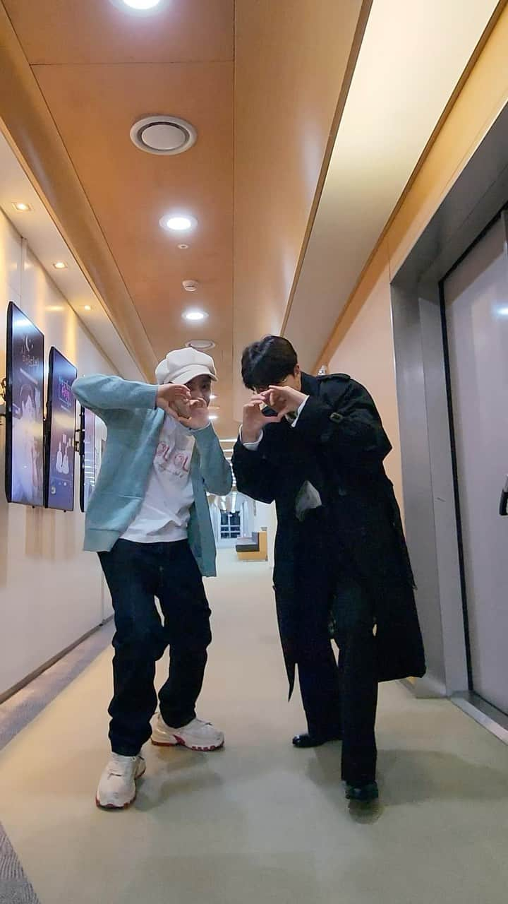 ヨンジェのインスタグラム：「#영재와_DoItChallenge 💪with #원어스 #환웅 @official_oneus  ▶ https://vt.tiktok.com/ZSNPqb7WL/ ▶ https://youtube.com/shorts/tMUYs_ZsmSc?feature=share  #영재 #YOUNGJAE  #DoIt #두잇」