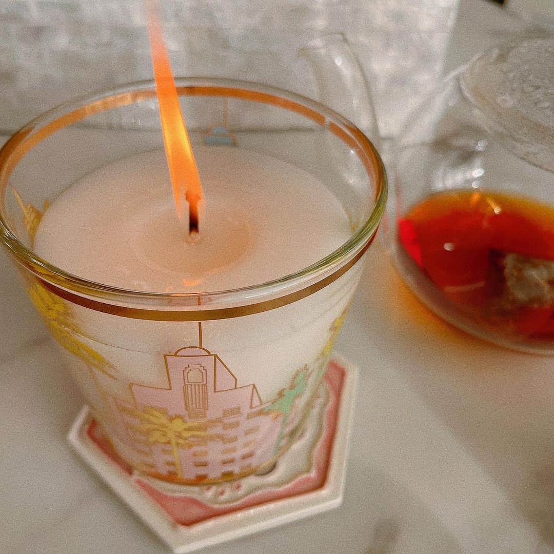 小澤陽子さんのインスタグラム写真 - (小澤陽子Instagram)「🕯️  自分の機嫌を 自分で取る方法🥺  最近は常に何か『良い香り』を焚いてる🌼  悪阻中に嗅ぎたくなってから〝お香〟も愛用🥴🤍  愛用していたキャンドルが終わったので、 次は、嶺衣奈さんに誕生日祝いでいただいた キャンドルを焚き始めました🐪  いい香り…癒しです🕯️🩶  @reina.uchida  ARIGATO☻  #気分や体調が優れない時には #五感から物理的に気分を上げる😂🤣✨ #もはやこの画像見るだけで癒される。笑 #次はキミに決めた！ #大好きな紅茶 #好きな香りのキャンドル #好きなお菓子🌰 #キャンドル #お香」11月14日 22時32分 - yoko.ozawa729