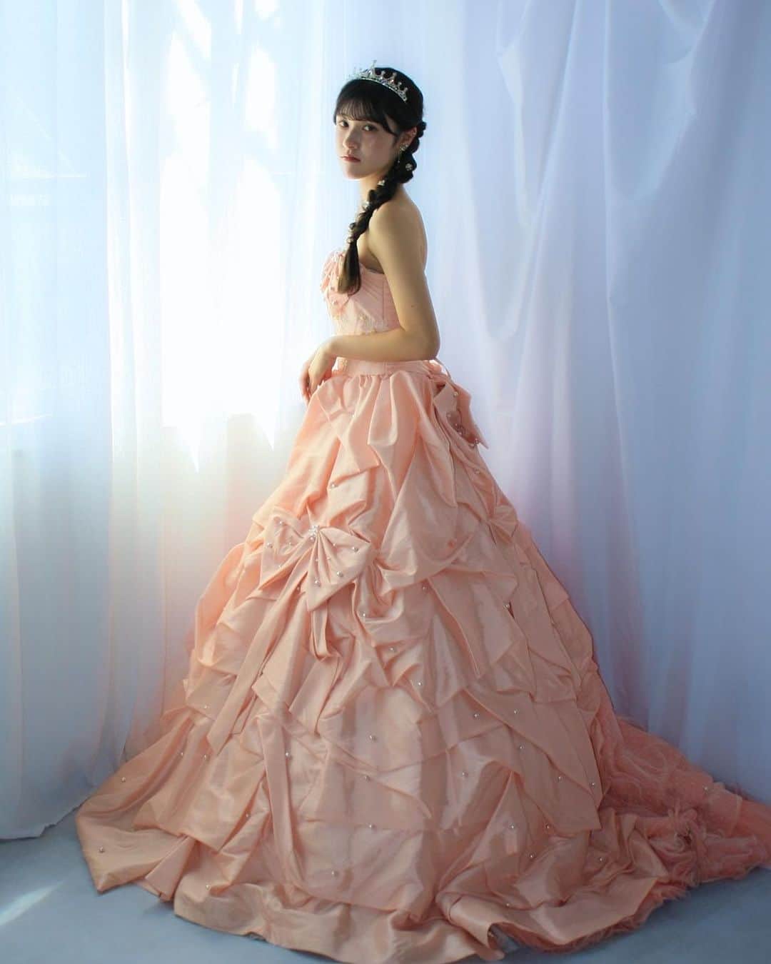 美乃杏花さんのインスタグラム写真 - (美乃杏花Instagram)「☆ 娘の成人式前撮り・ドレスバージョン👗  「ママ〜紫のドレス持ってる？」  「紫やったら、3着あるけど、どれがいい？」  と言って選んだのは ラプンツェル風のドレス。  我が家にはドレスが数えきれないほどあります(笑) なので、せっかくだからピンクも〜🩷  今はこんなに可愛いレンタルスタジオがあるのね！  もちろん、カメラマンはパパ📷  これまた楽しい撮影会でした😃  #愛娘 #ウェディングじゃないよ #成人式前撮り #ドレス姿 #ラプンツェルドレス #洋装 #可愛い」11月14日 22時32分 - yoshinokyoka.81