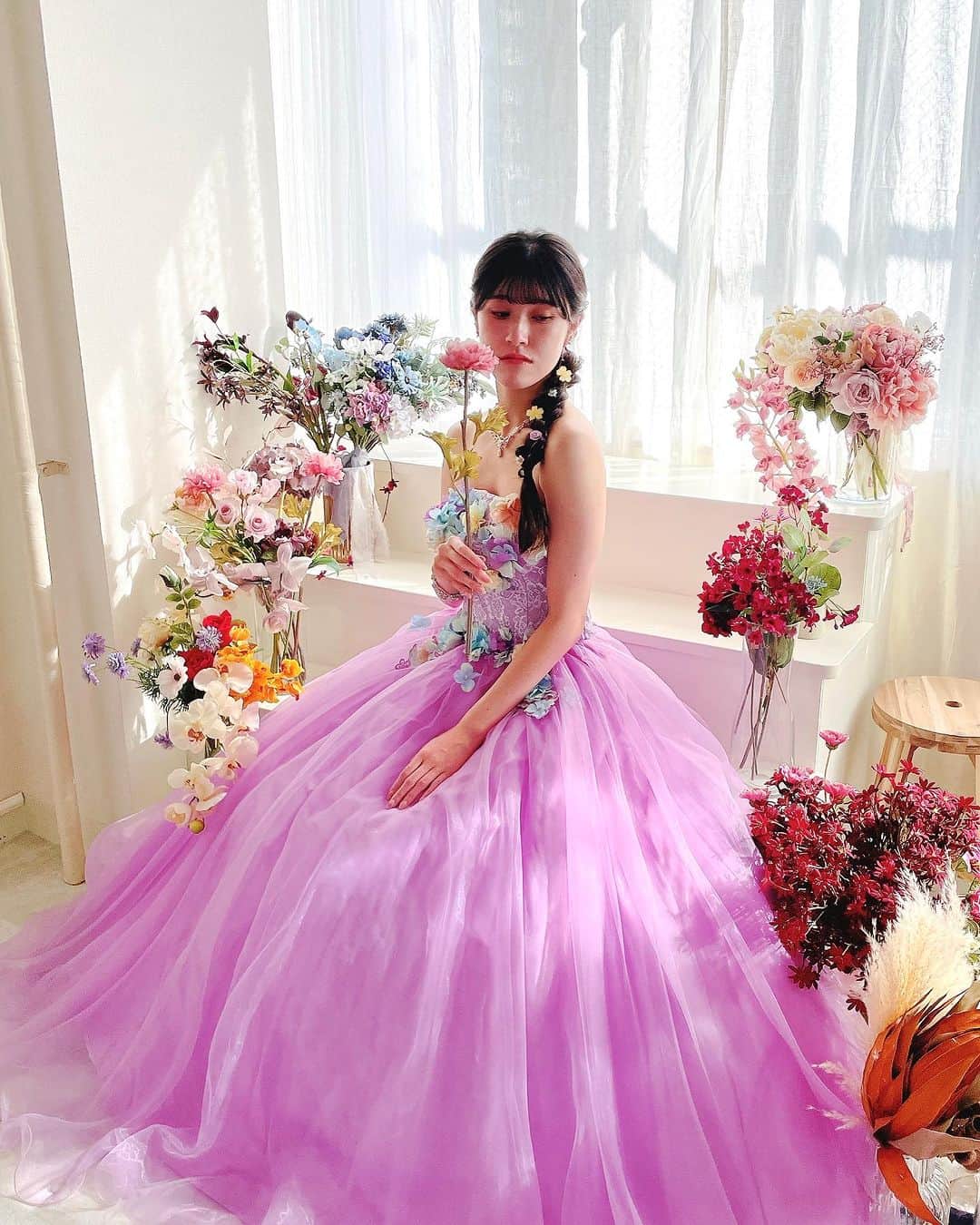 美乃杏花さんのインスタグラム写真 - (美乃杏花Instagram)「☆ 娘の成人式前撮り・ドレスバージョン👗  「ママ〜紫のドレス持ってる？」  「紫やったら、3着あるけど、どれがいい？」  と言って選んだのは ラプンツェル風のドレス。  我が家にはドレスが数えきれないほどあります(笑) なので、せっかくだからピンクも〜🩷  今はこんなに可愛いレンタルスタジオがあるのね！  もちろん、カメラマンはパパ📷  これまた楽しい撮影会でした😃  #愛娘 #ウェディングじゃないよ #成人式前撮り #ドレス姿 #ラプンツェルドレス #洋装 #可愛い」11月14日 22時32分 - yoshinokyoka.81